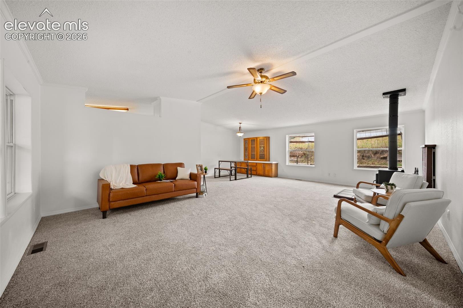 Listing photo 10 for 413 W Eaton Avenue