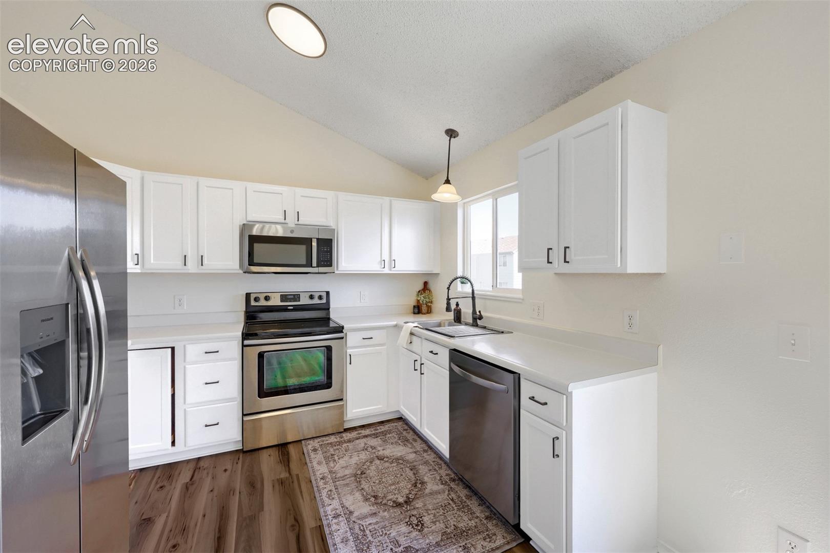 Listing photo 10 for 858 Marshall Drive