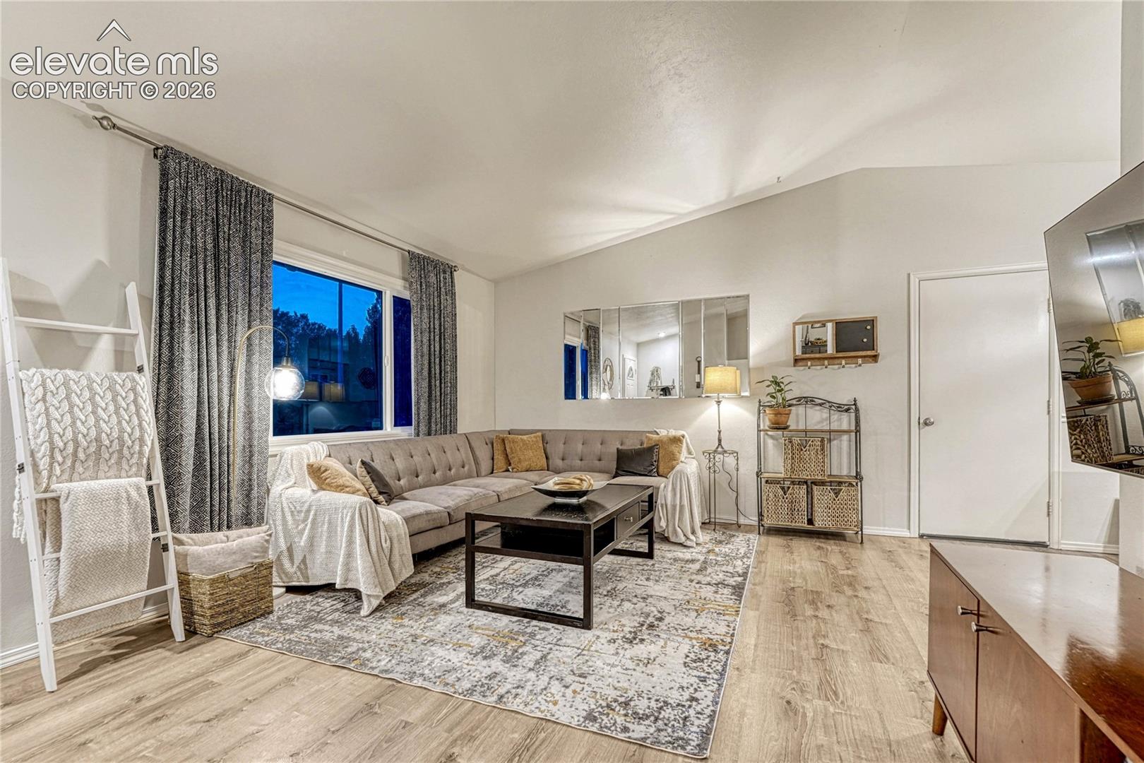 2045 Heathercrest Drive, photo 3