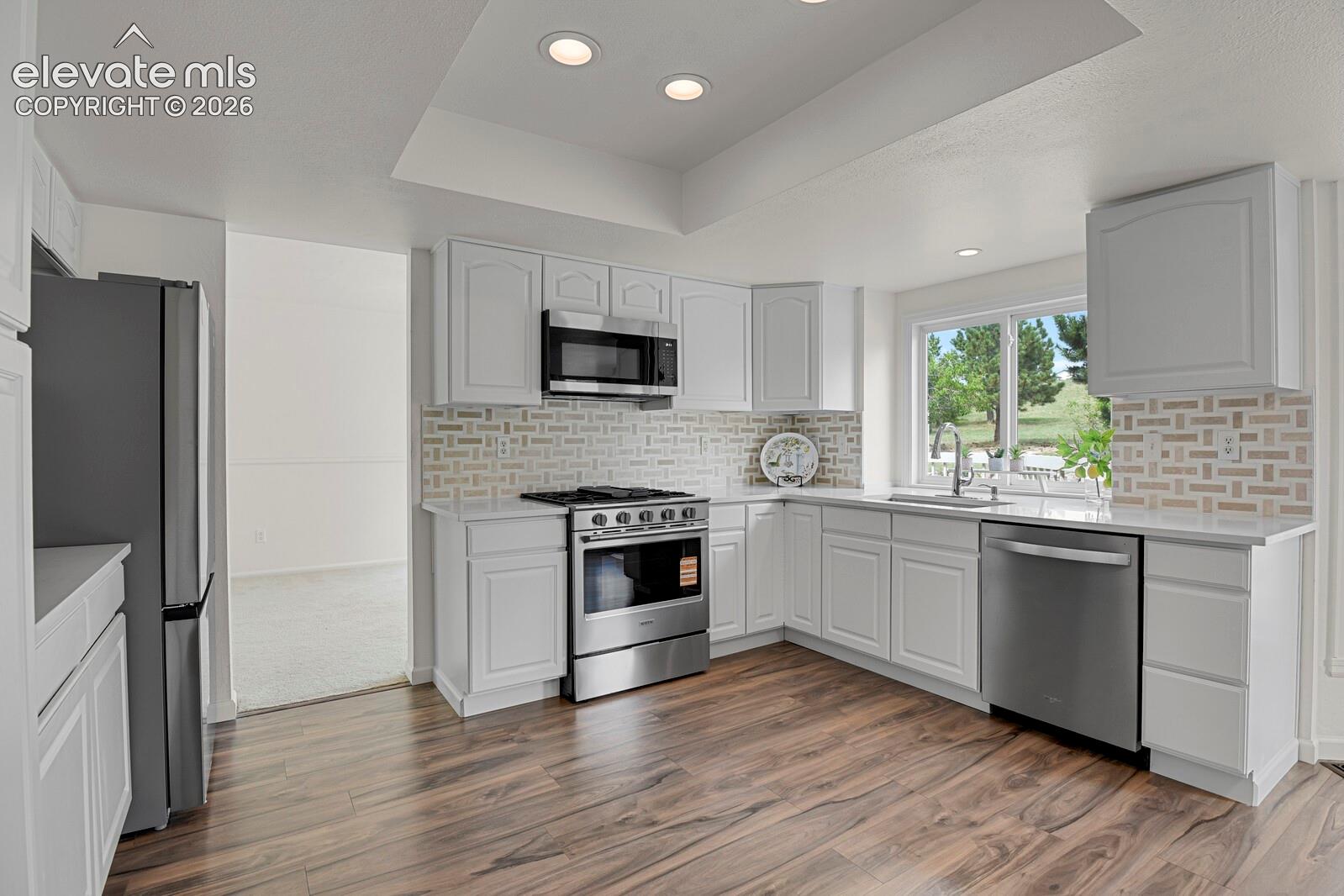 Listing photo 4 for 916 W Caribou Drive