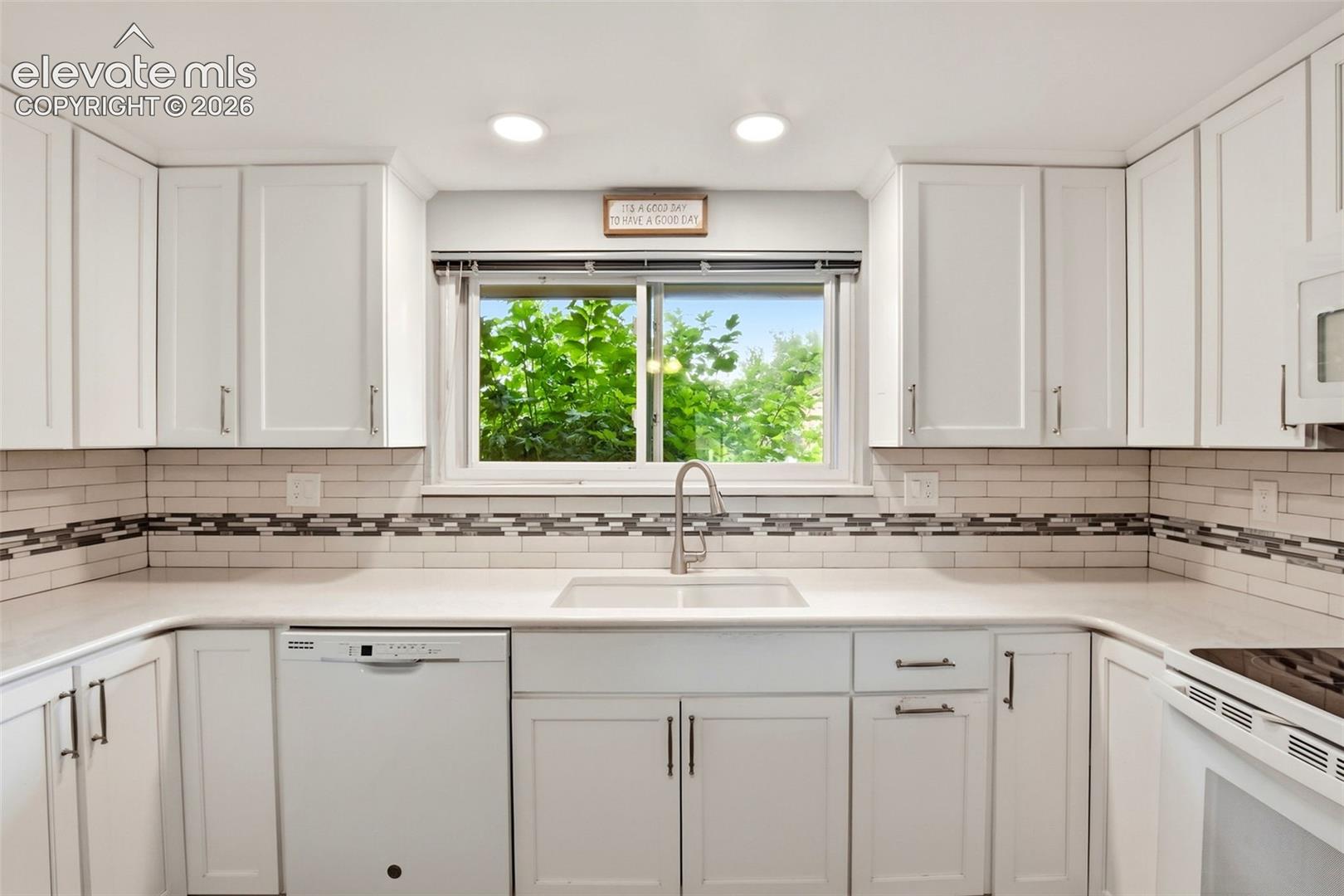 Listing photo 3 for 1442 Bellaire Drive