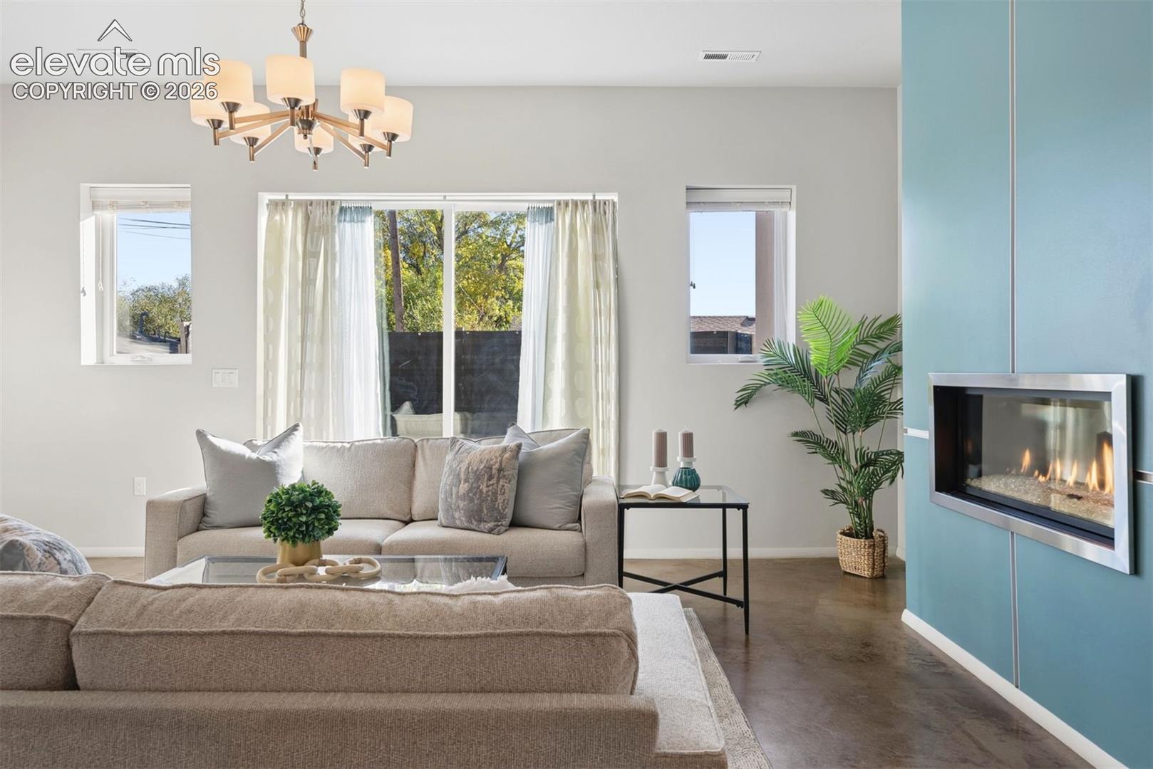 Listing photo 10 for 815 W Jefferson Street
