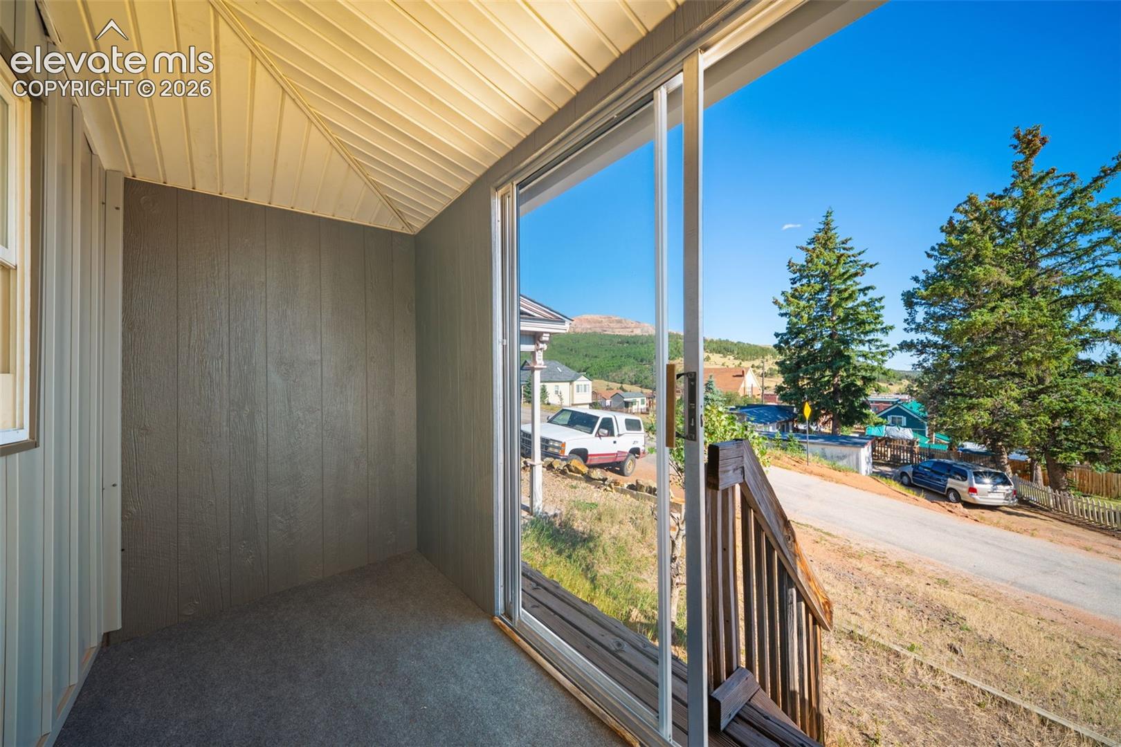 Listing photo 3 for 405 E Eaton Avenue