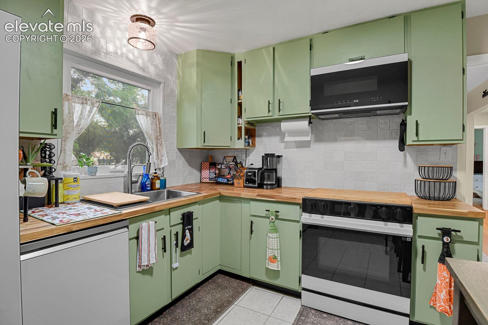 Listing photo 13 for 153 Rose Drive