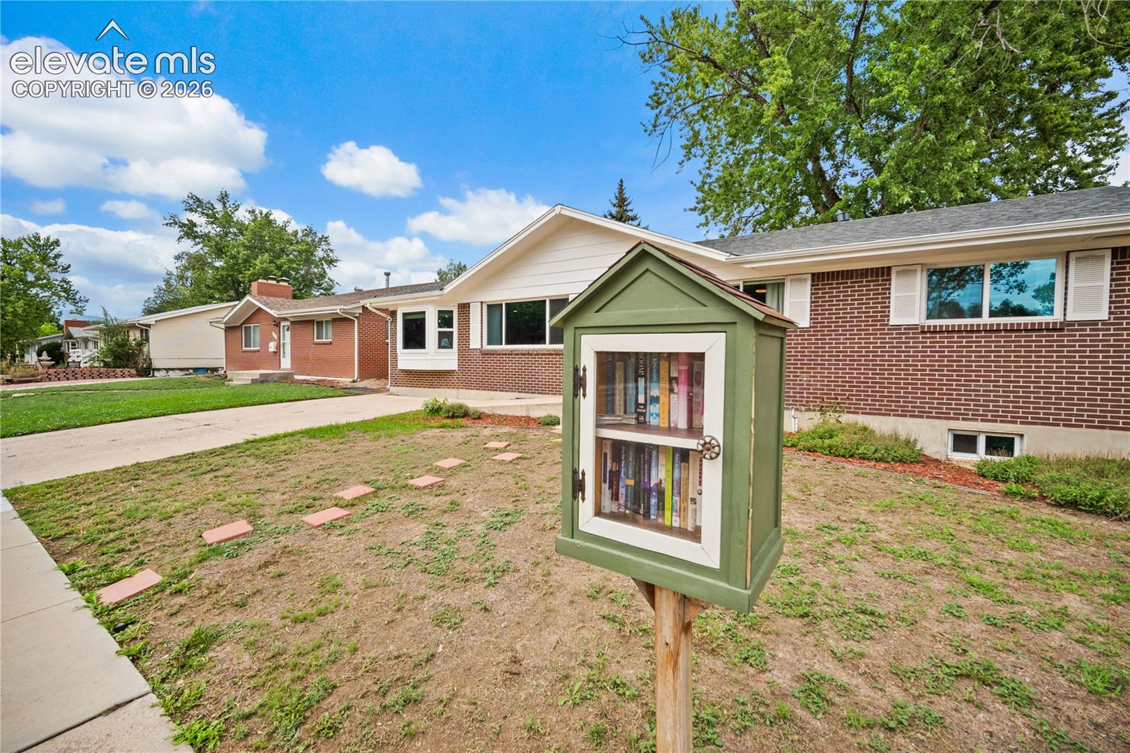 Listing photo 3 for 2414 E Caramillo Street