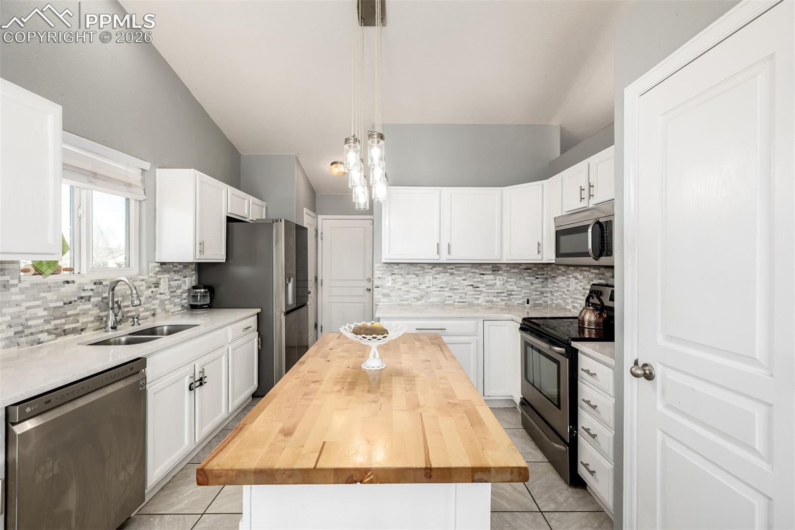 Listing photo 9 for 830 Winebrook Way