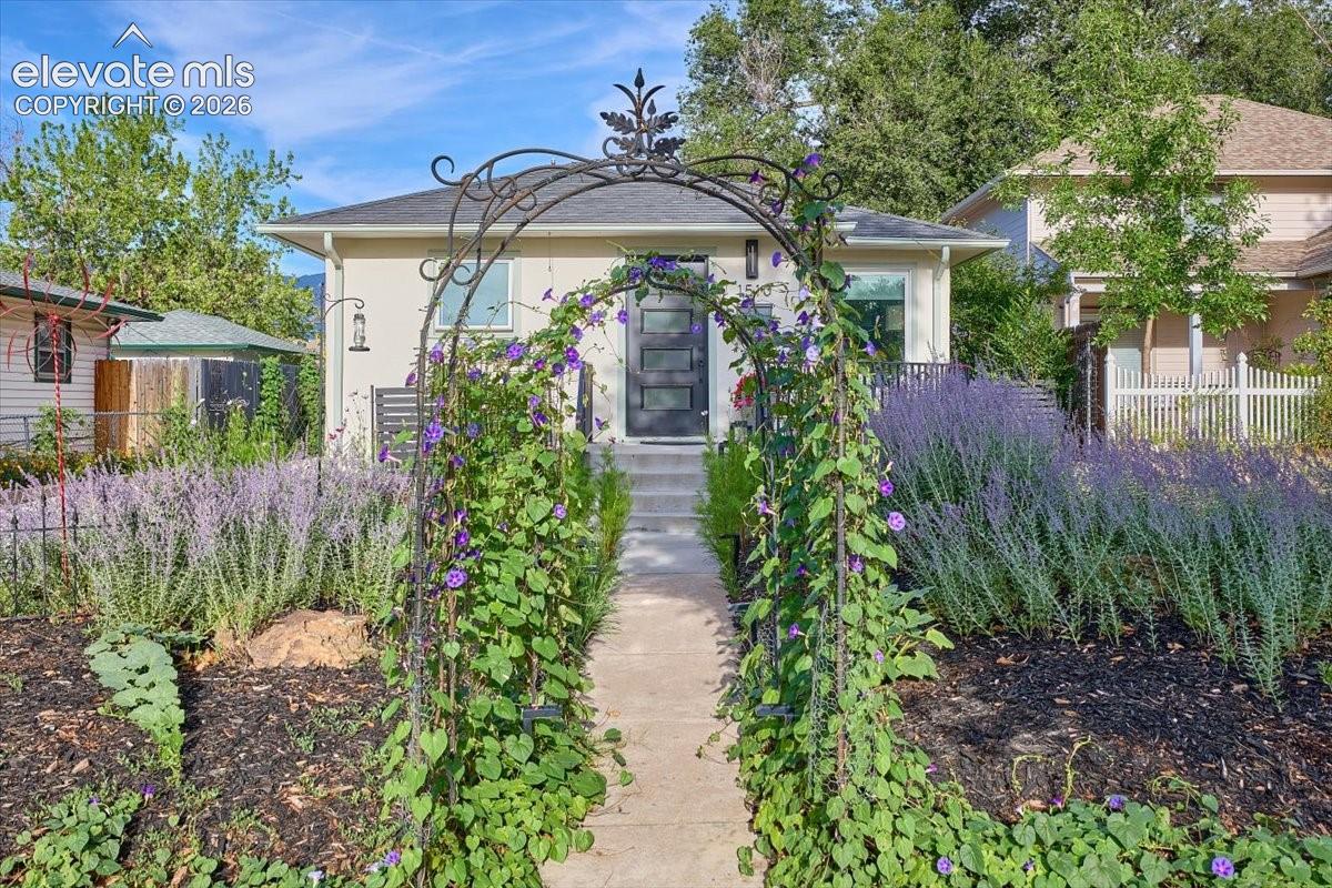 Listing photo 11 for 1510 N El Paso Street