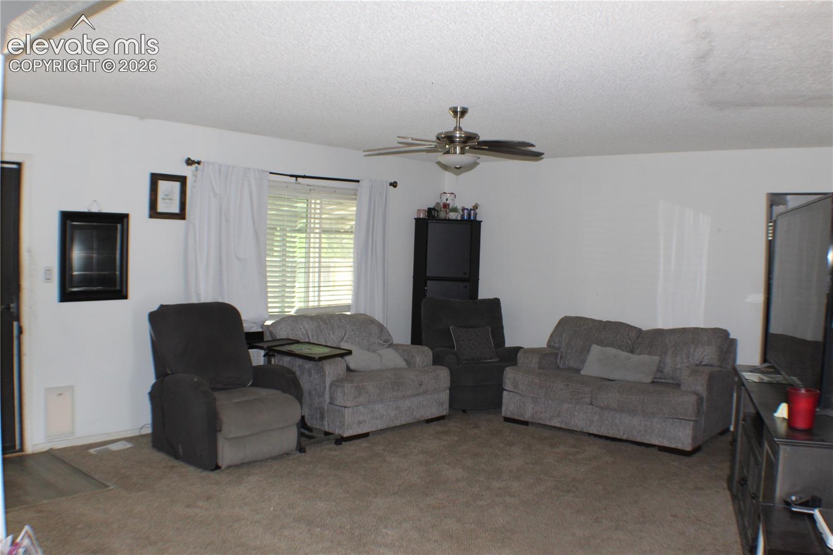 Listing photo 2 for 321 W Birdie Drive