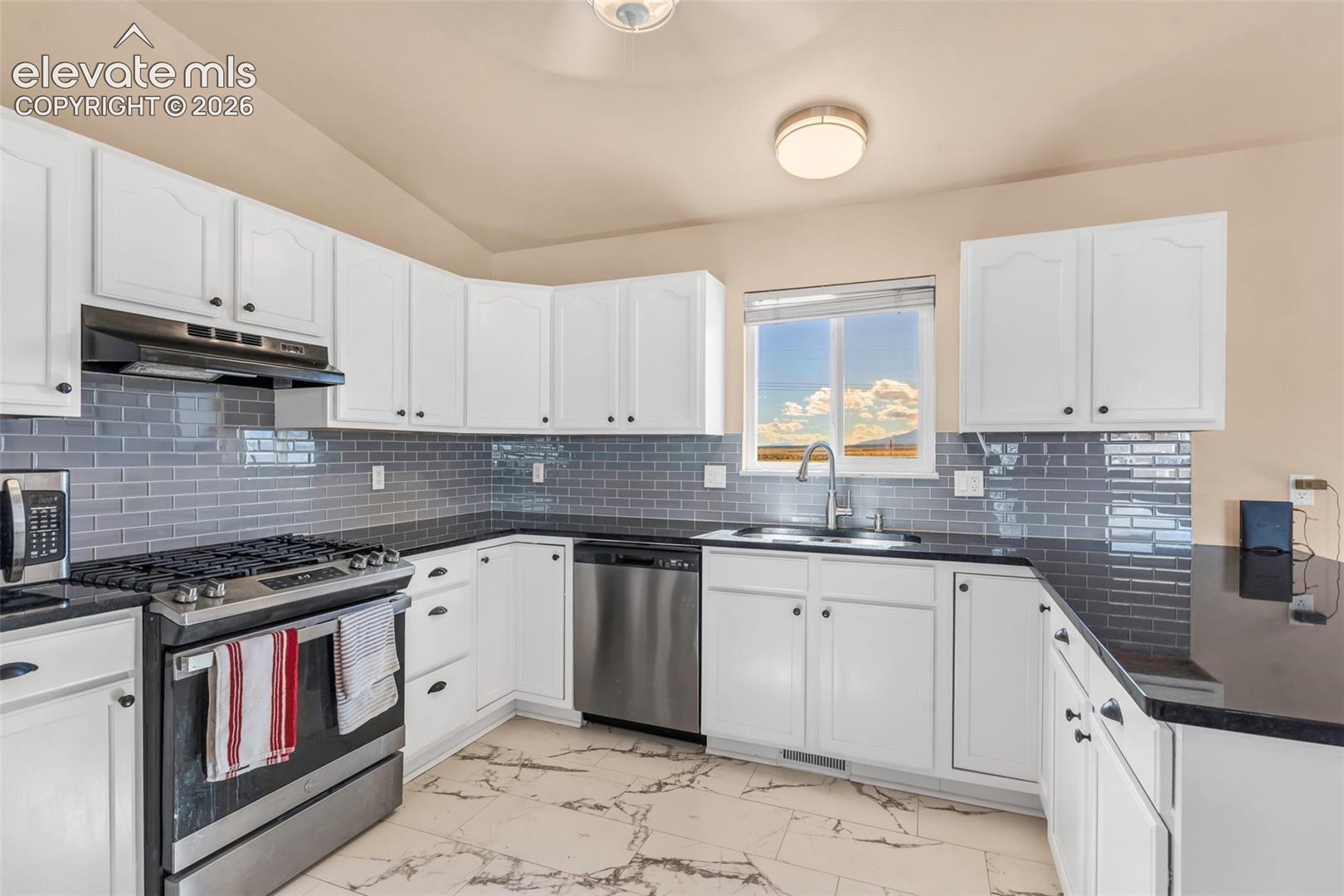 Listing photo 12 for 1172 W Bella Casa Drive