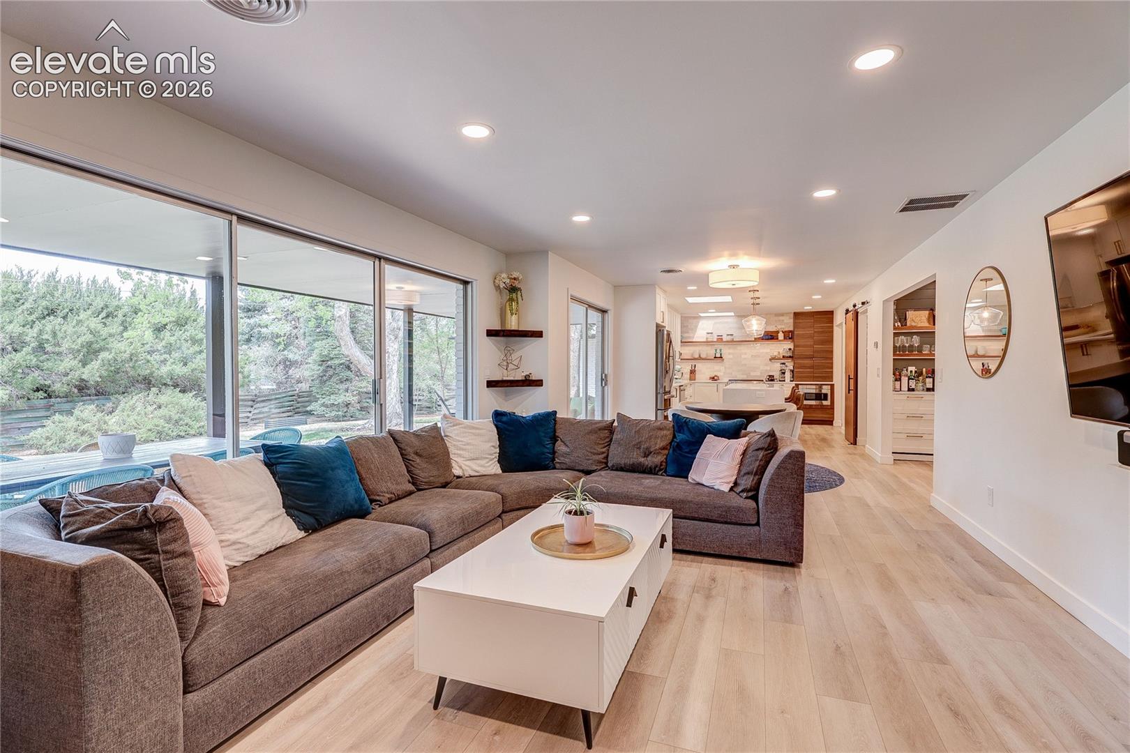 Listing photo 17 for 3981 S Hillcrest Drive