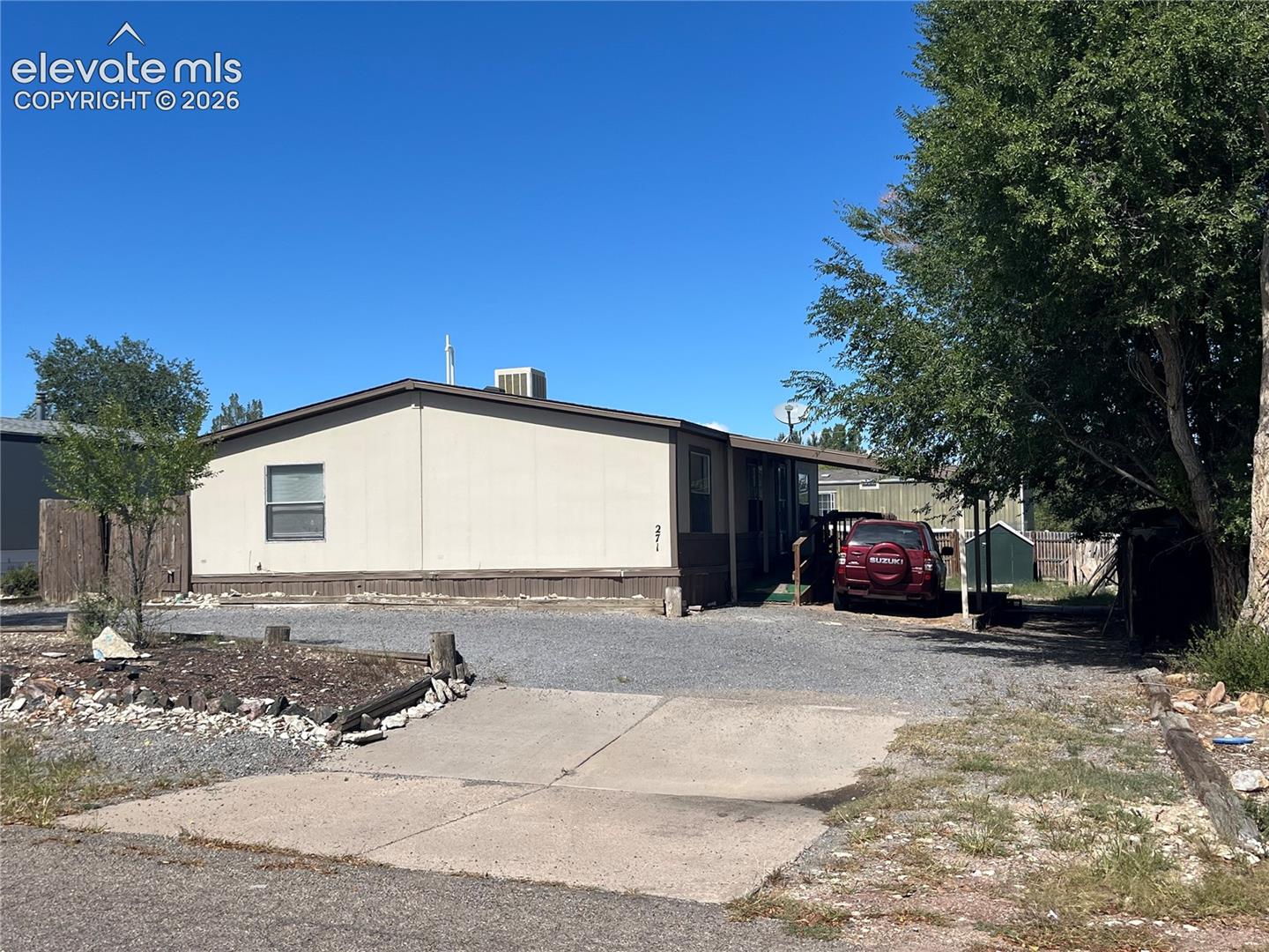 Listing photo 2 for 271 E Countryside Drive