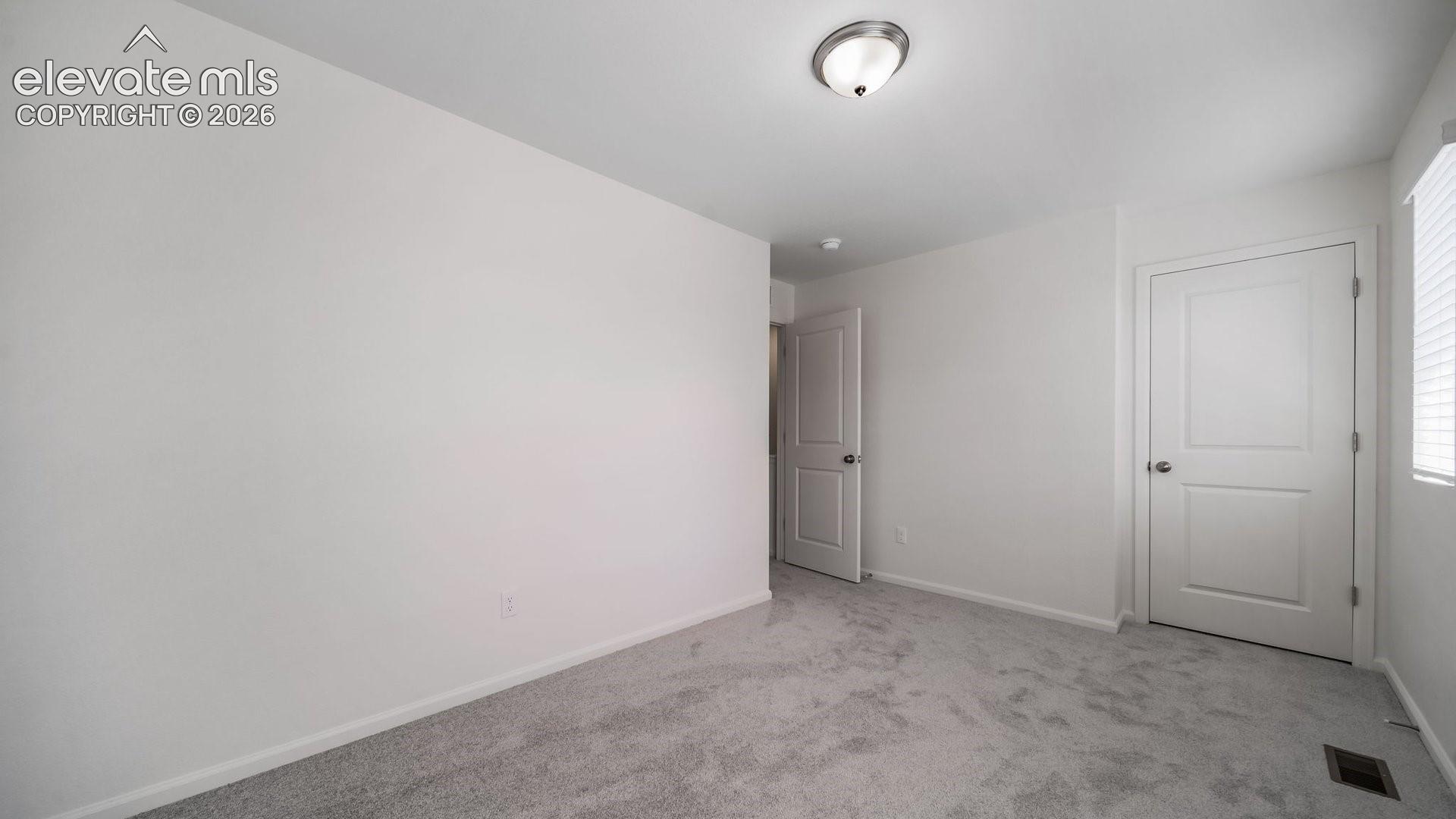 Listing photo 8 for 5664 Bowerman Lane