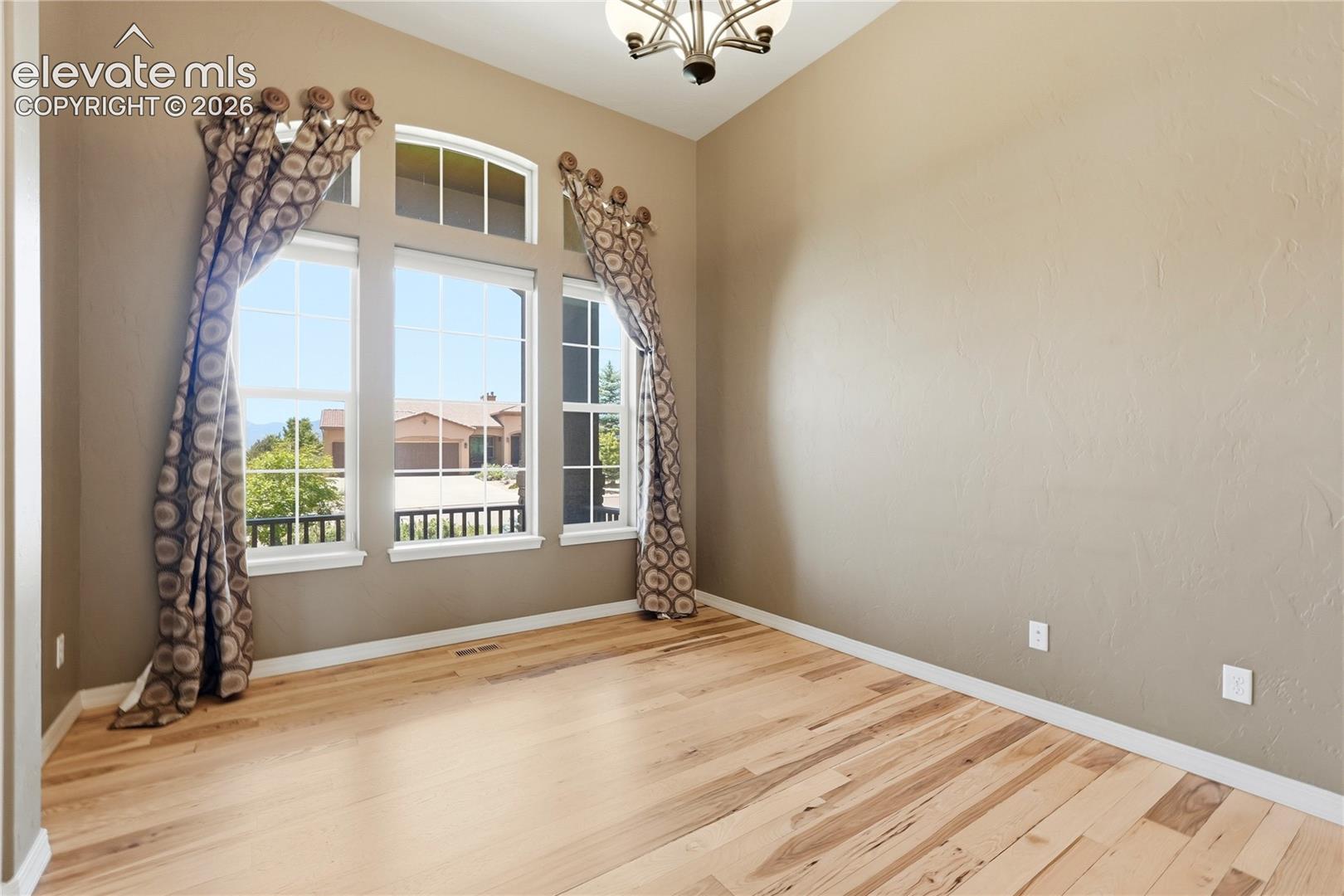 Listing photo 4 for 1908 Turnbull Drive