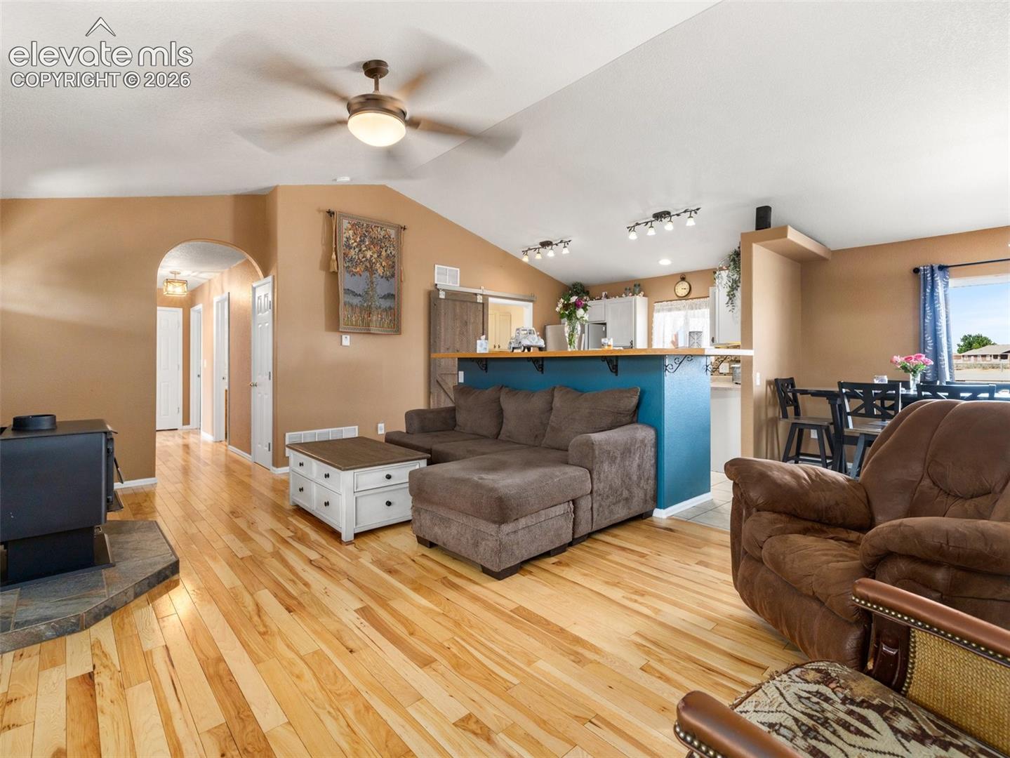 Listing photo 4 for 675 E McClave Drive