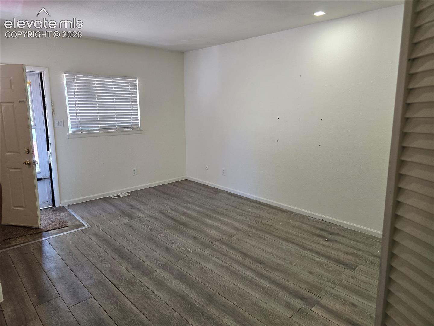 Listing photo 6 for 221 E Iowa Avenue