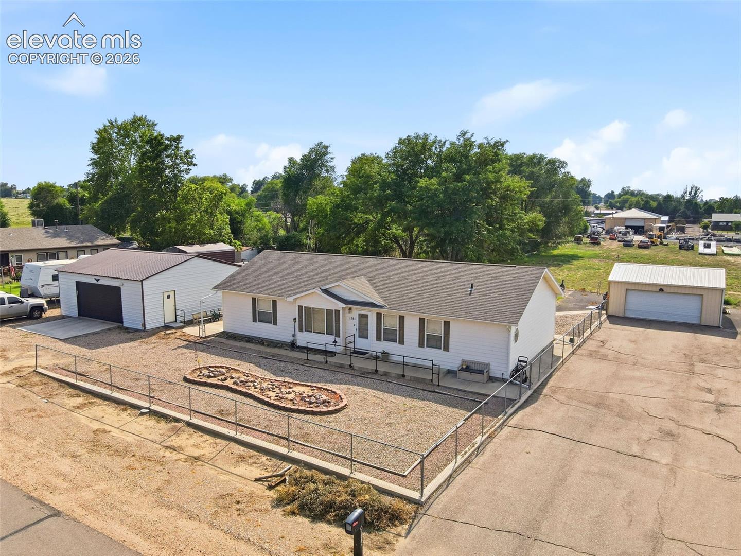 Listing photo 2 for 1581 Center Lane