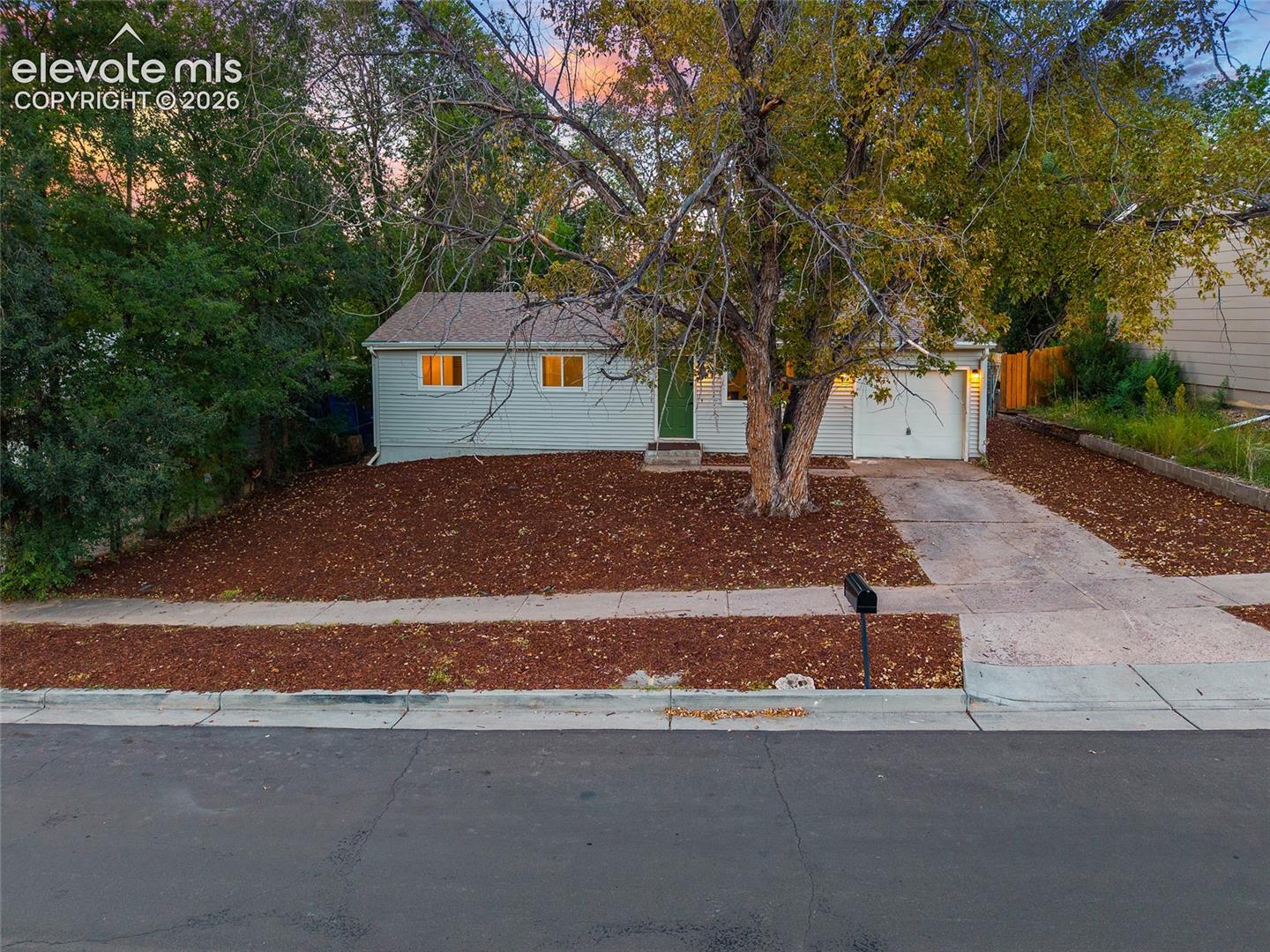 Listing photo 3 for 3928 E Pikes Peak Avenue