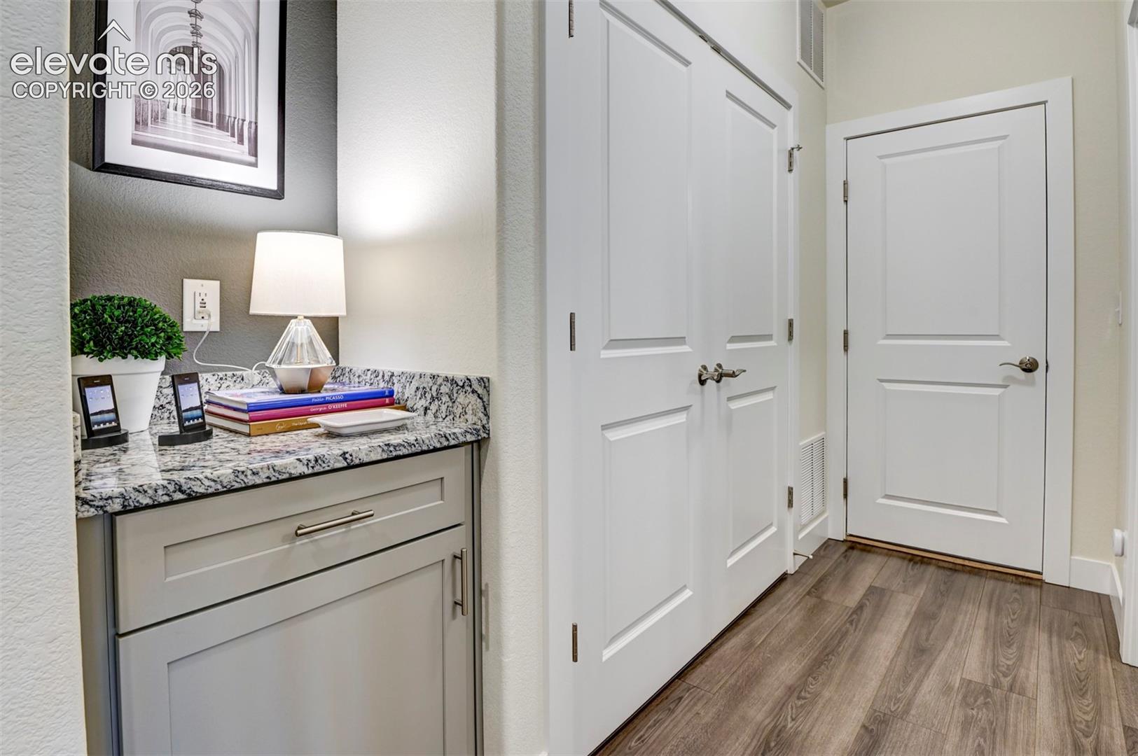 Listing photo 4 for 9685 Warrick Street