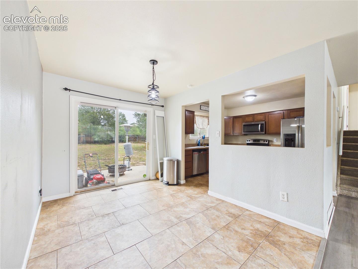 Listing photo 7 for 1945 Mineola Street