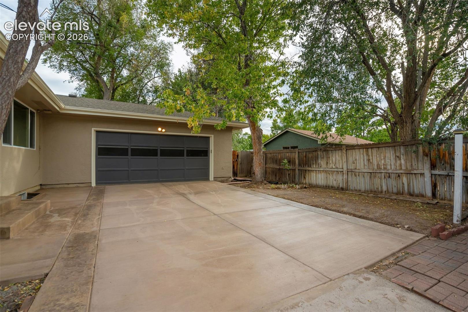 Listing photo 5 for 1730 Auburn Drive