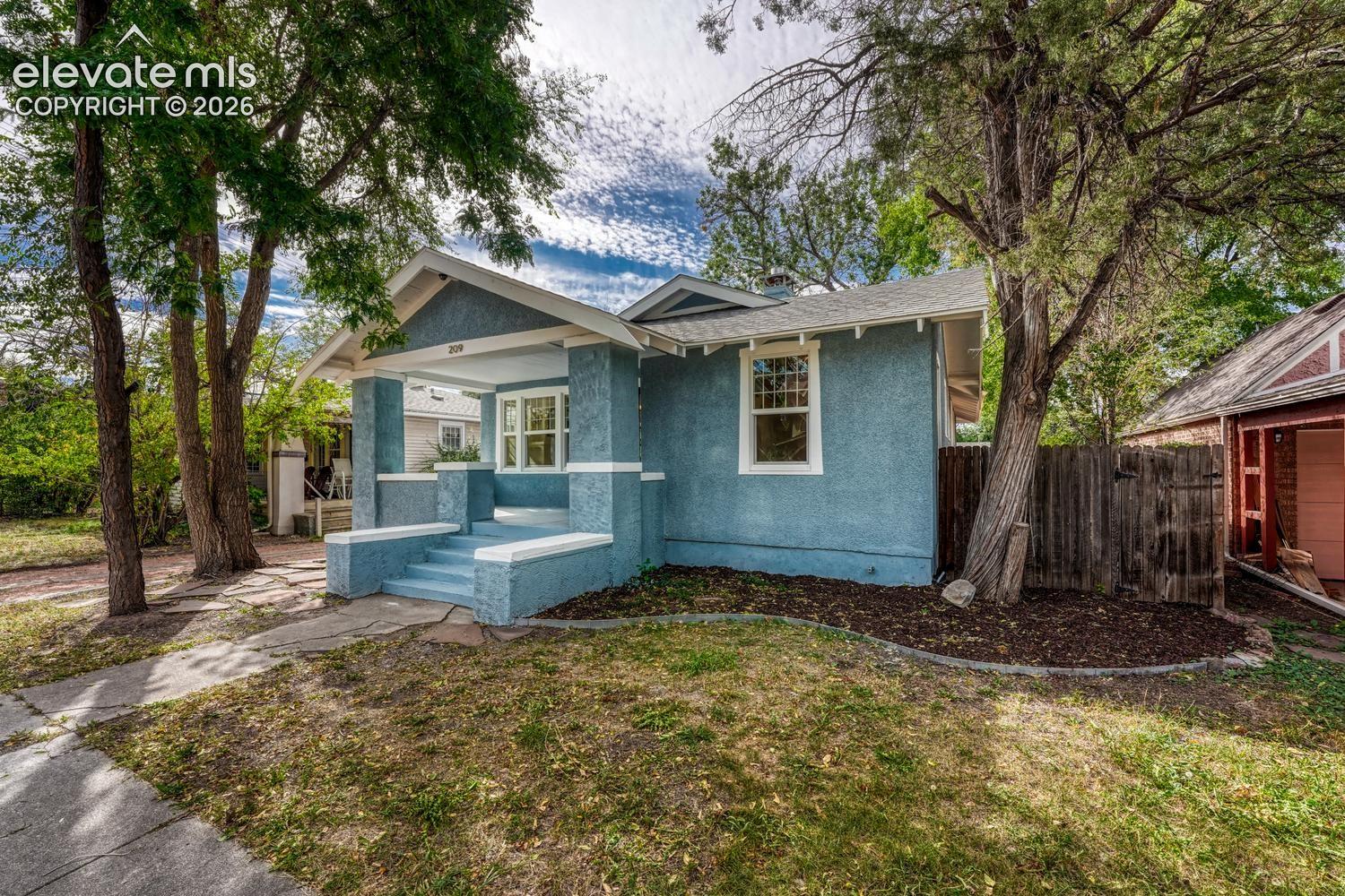 Listing photo 2 for 209 E Washington Street
