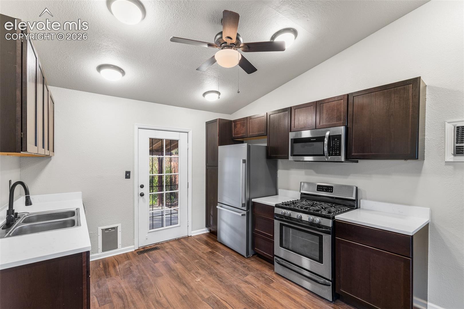 Listing photo 9 for 1118 Arroyo Avenue
