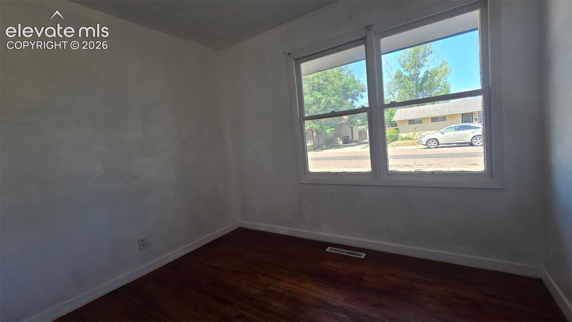 Listing photo 10 for 2640 Forsythia Street