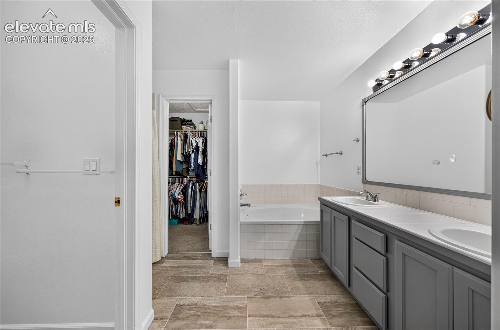 Listing photo 15 for 924 White Stone Way