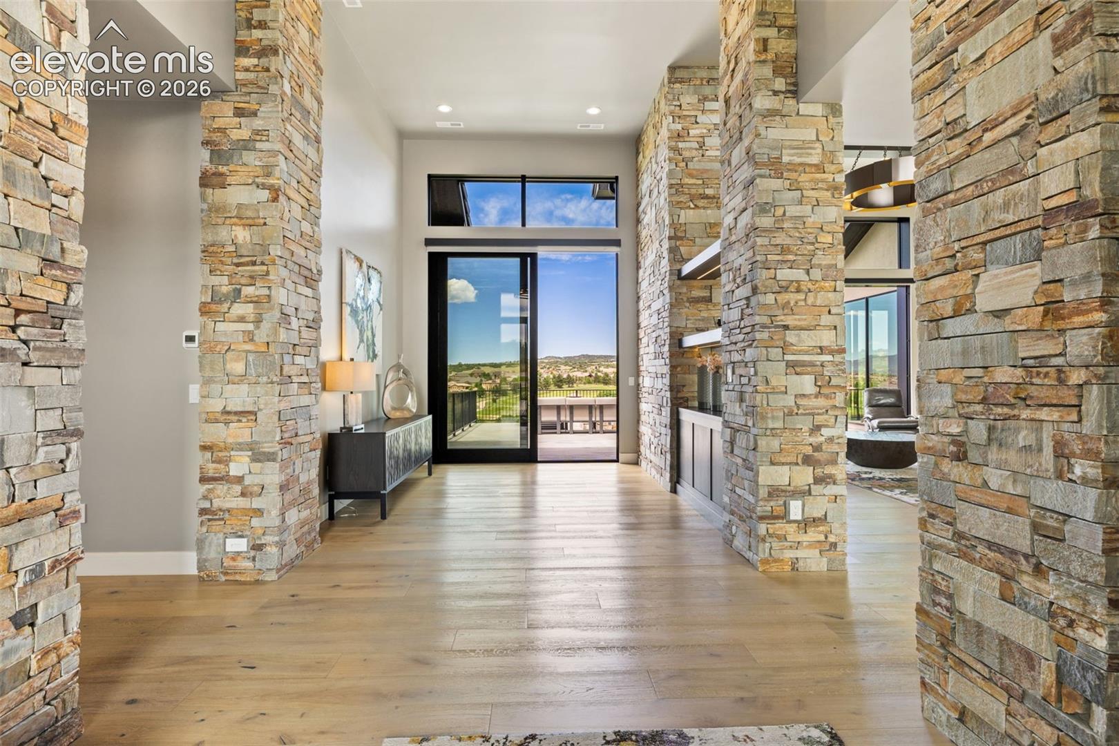 Listing photo 3 for 1484 Vine Cliff Heights