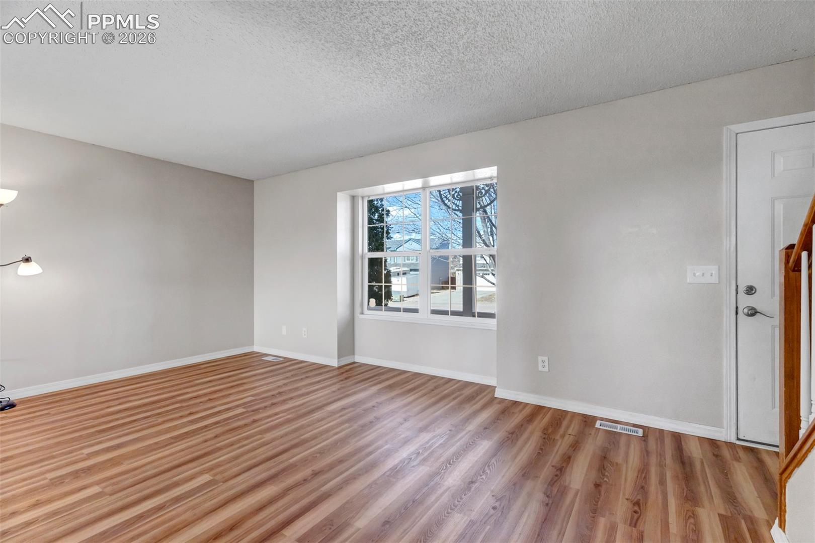 Listing photo 6 for 2375 Lisa Drive