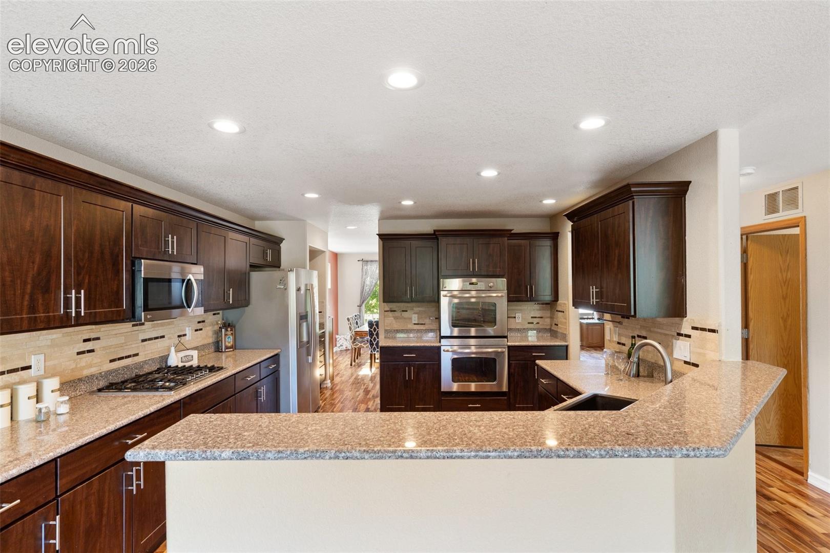 Listing photo 5 for 4046 Deer Valley Drive