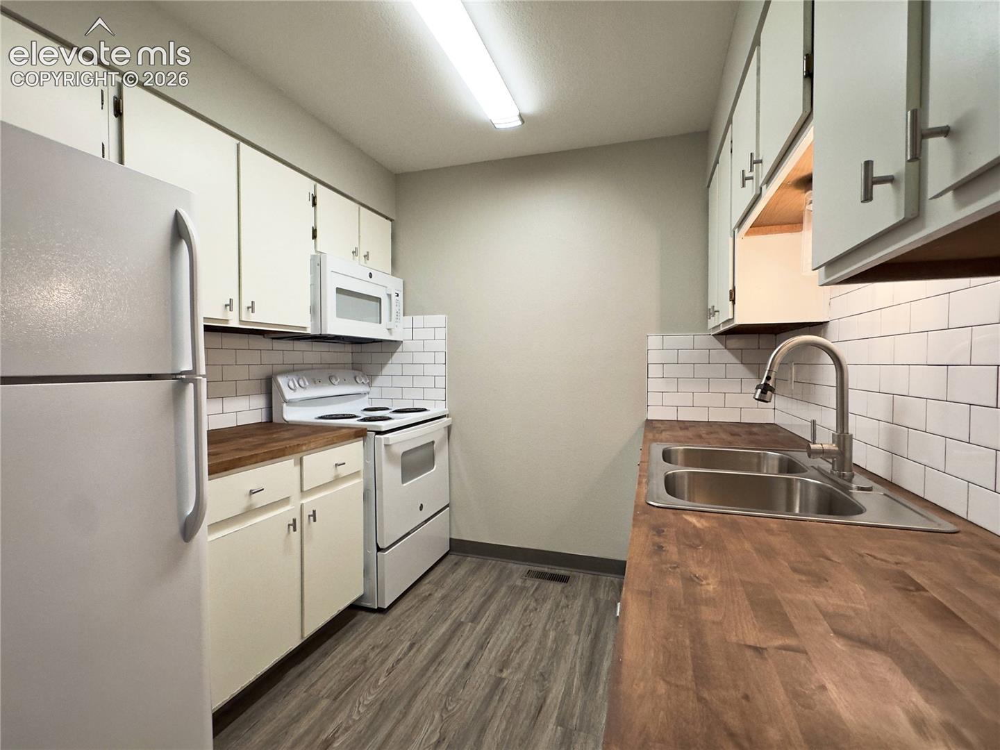 Listing photo 7 for 380 Paradise Circle A8