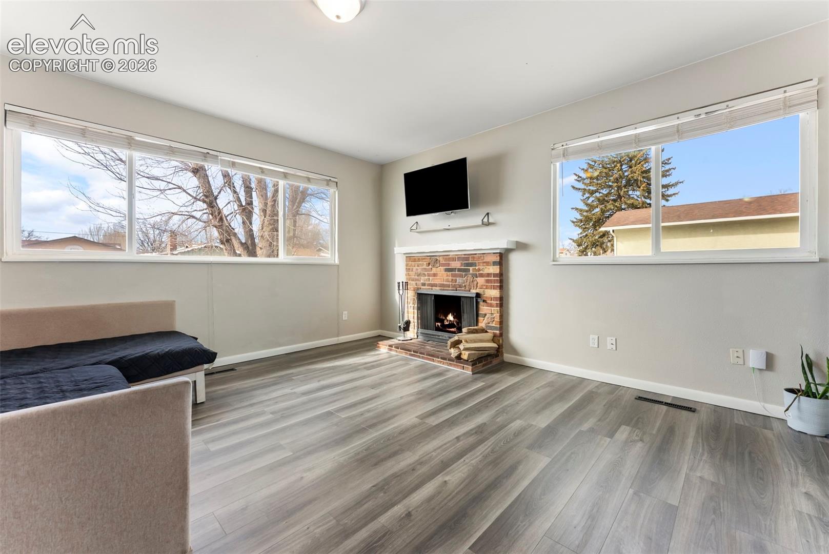 Listing photo 2 for 1429 Prado Drive