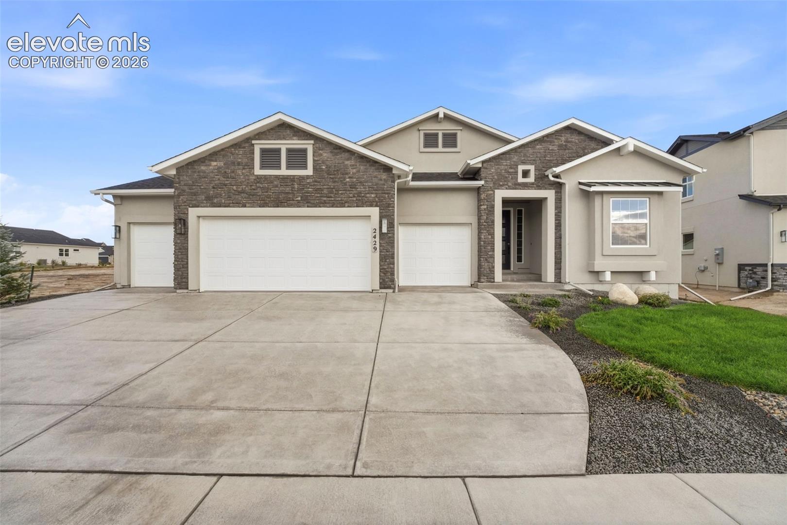 Listing photo 2 for 2429 Sangria Court