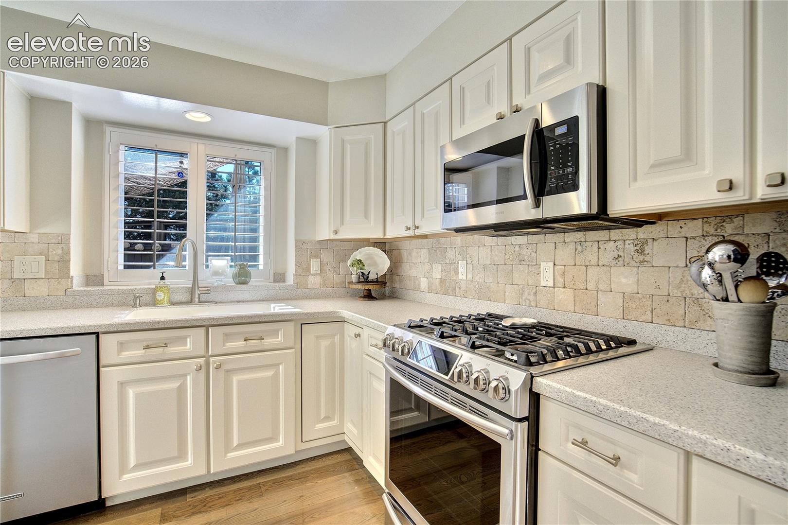 Listing photo 12 for 7215 Suntide Place