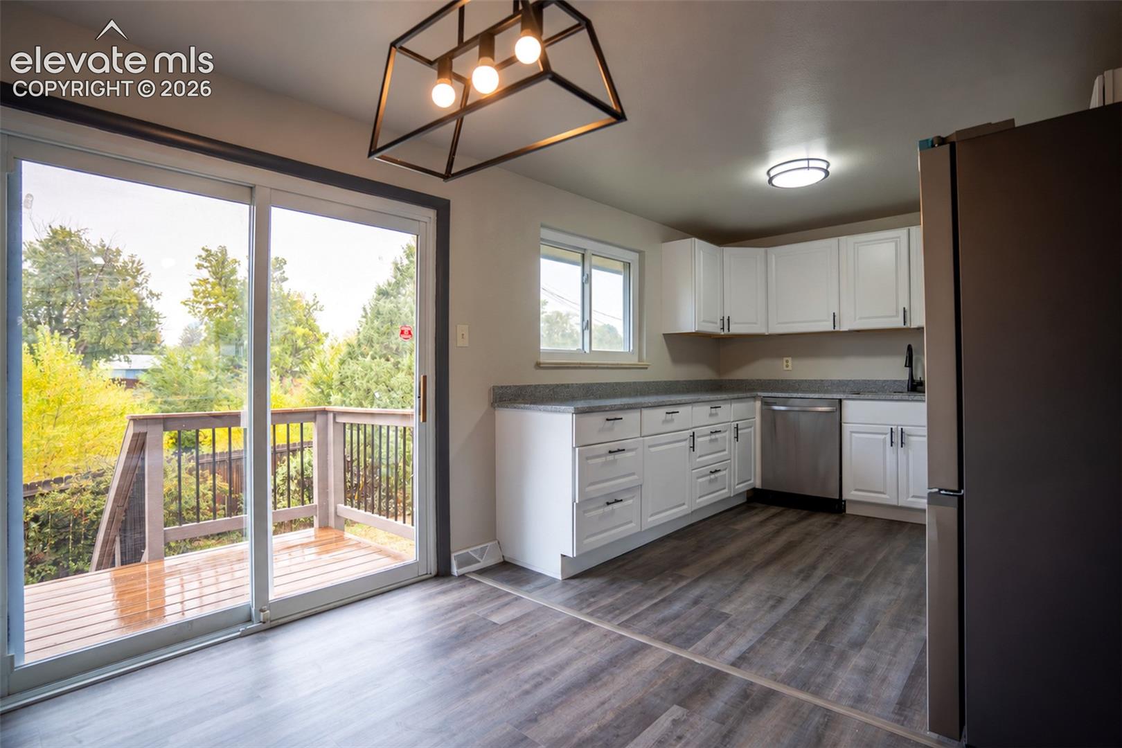 Listing photo 7 for 1301 N Murray Boulevard