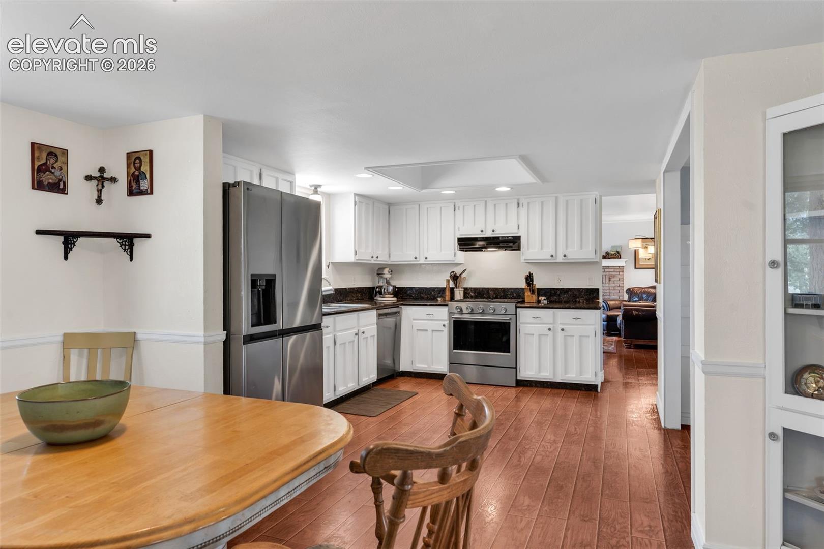 Listing photo 8 for 1004 Ridgeview Place
