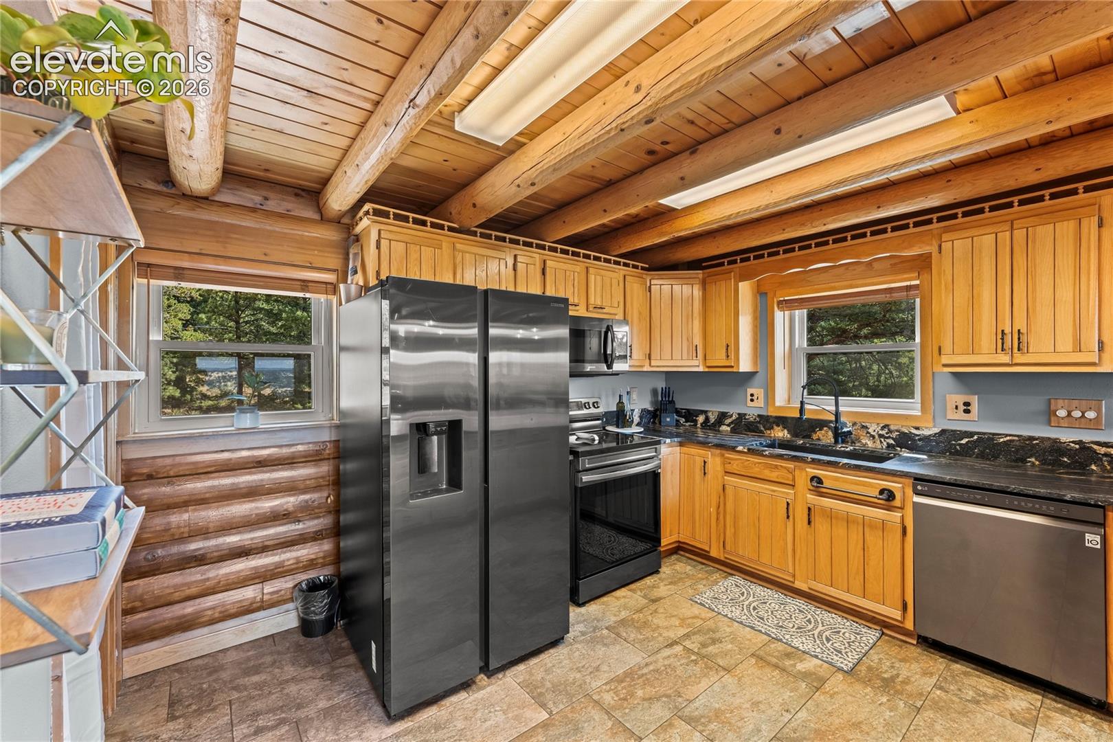 Listing photo 7 for 102 Douglas Fir Lane