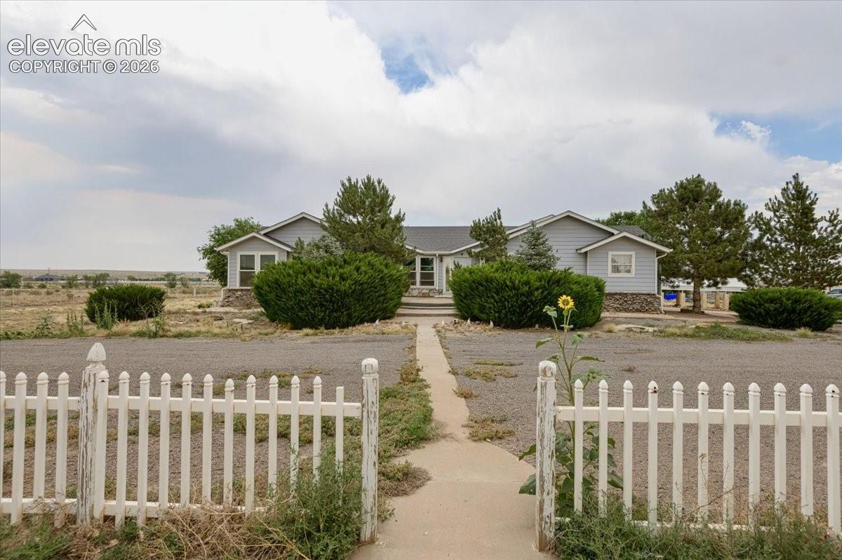 Listing photo 2 for 544 N Raymont Drive