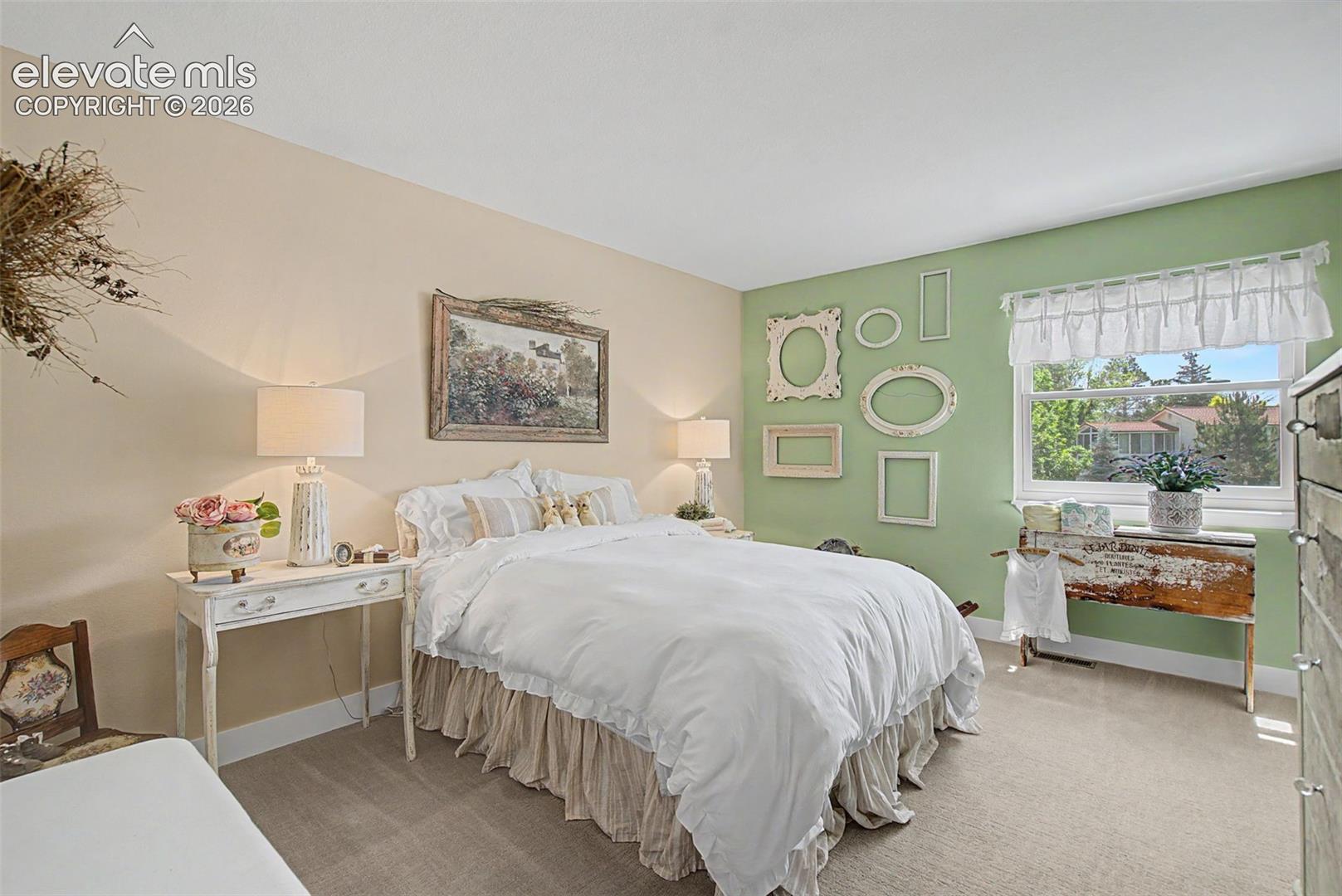 Listing photo 27 for 216 W Cheyenne Mountain Boulevard