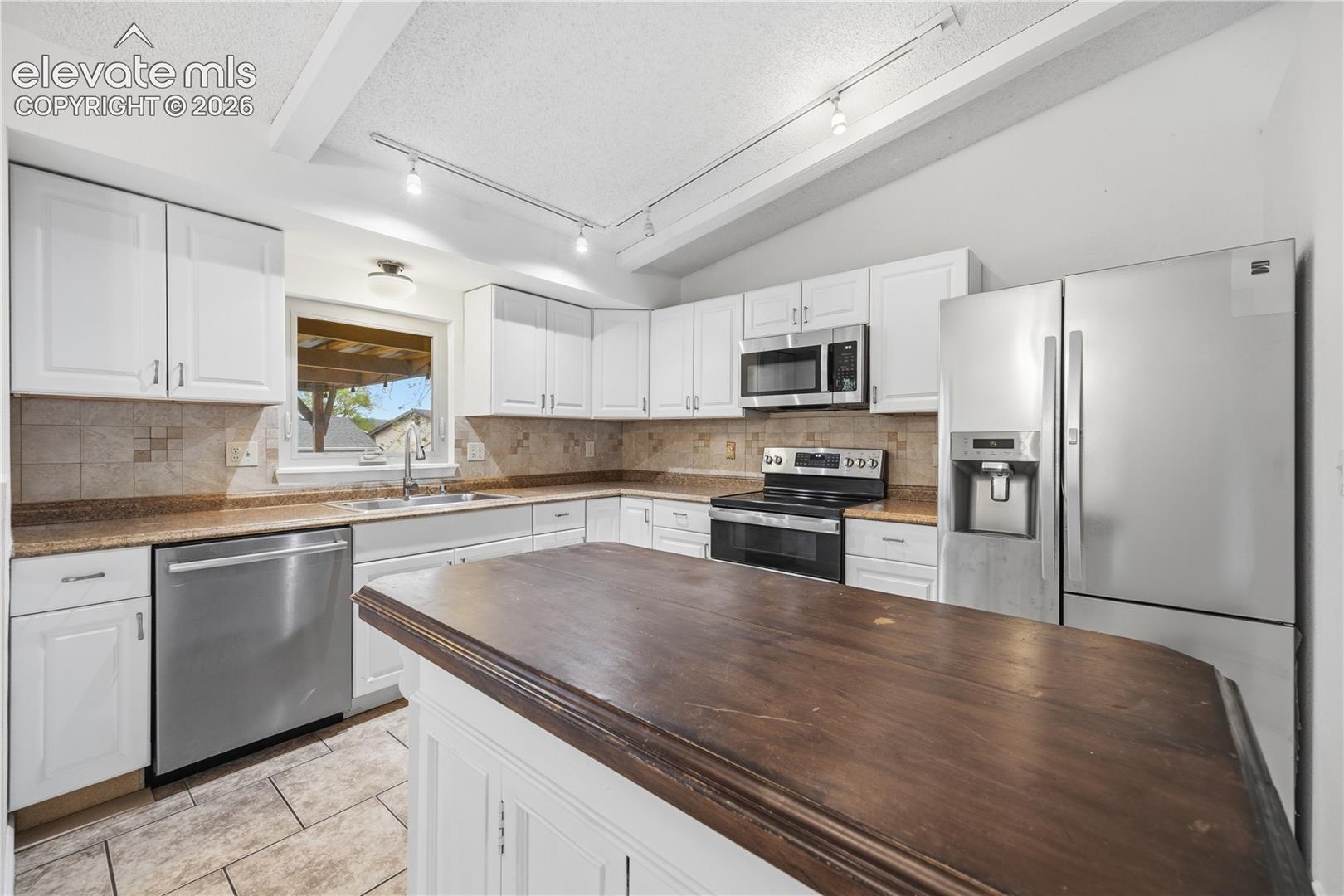 Listing photo 2 for 912 Amsterdam Drive