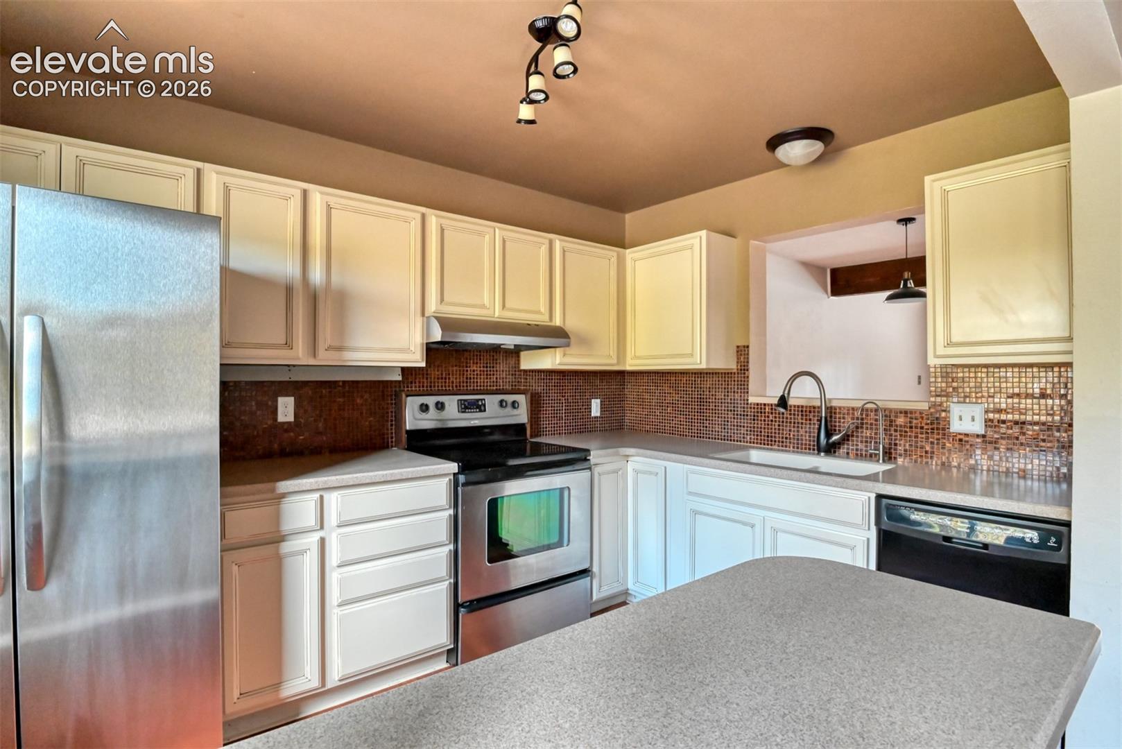Listing photo 7 for 590 Manor Court B