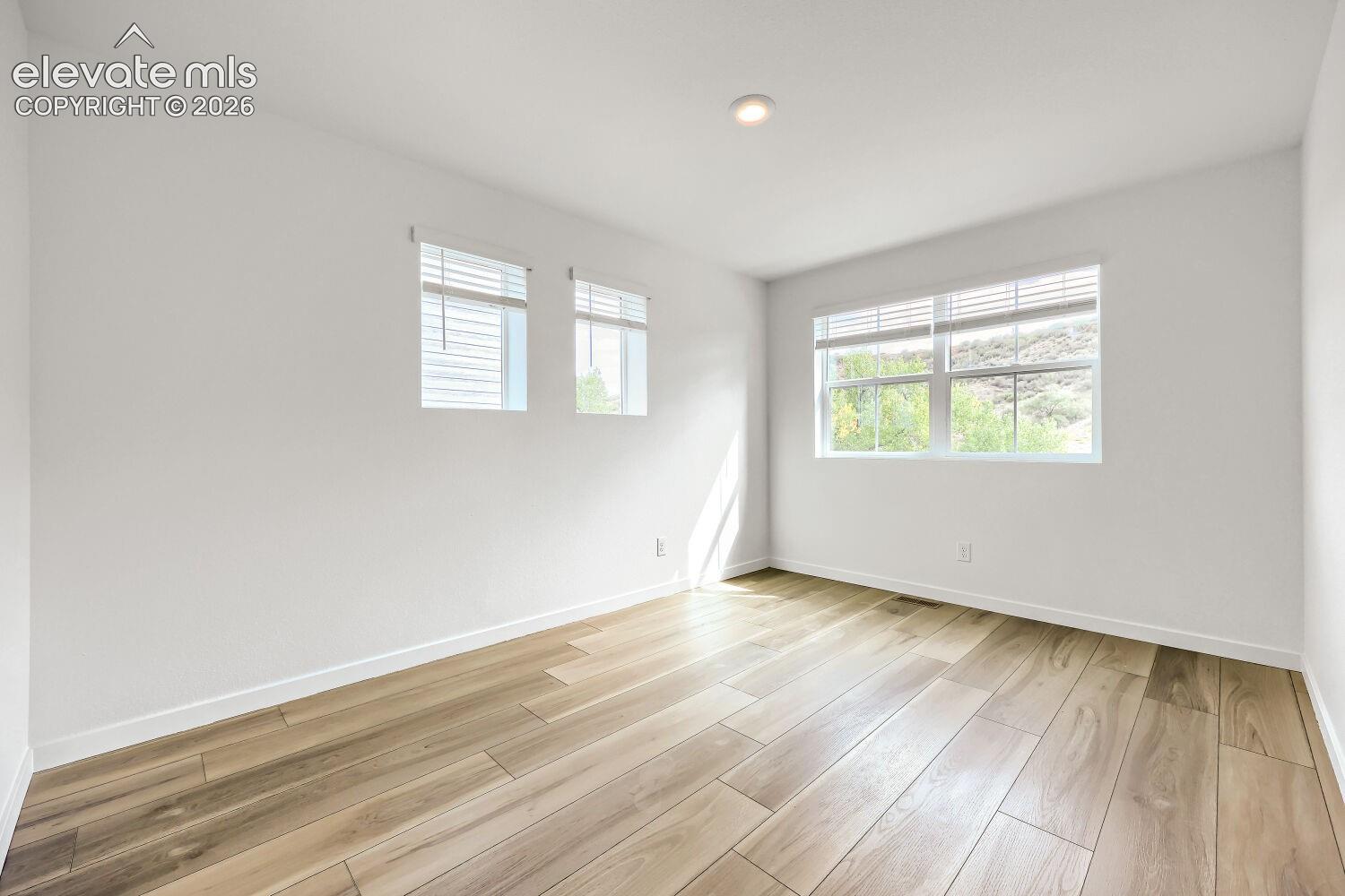 Listing photo 4 for 2712 Lower Crags Point
