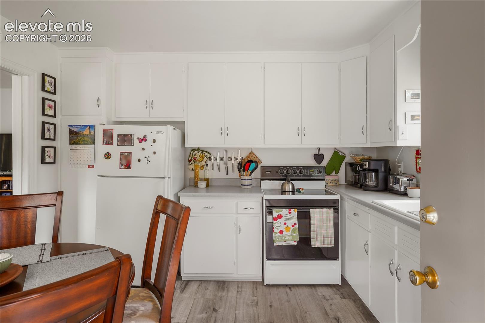 Listing photo 9 for 708 E La Salle Street