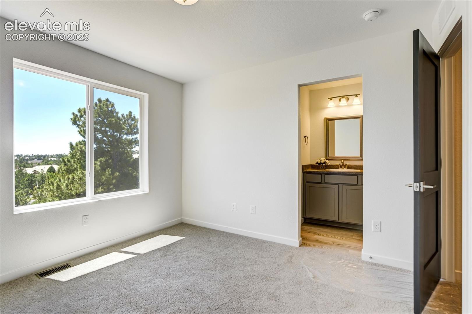 Listing photo 11 for 1916 Erin Loop