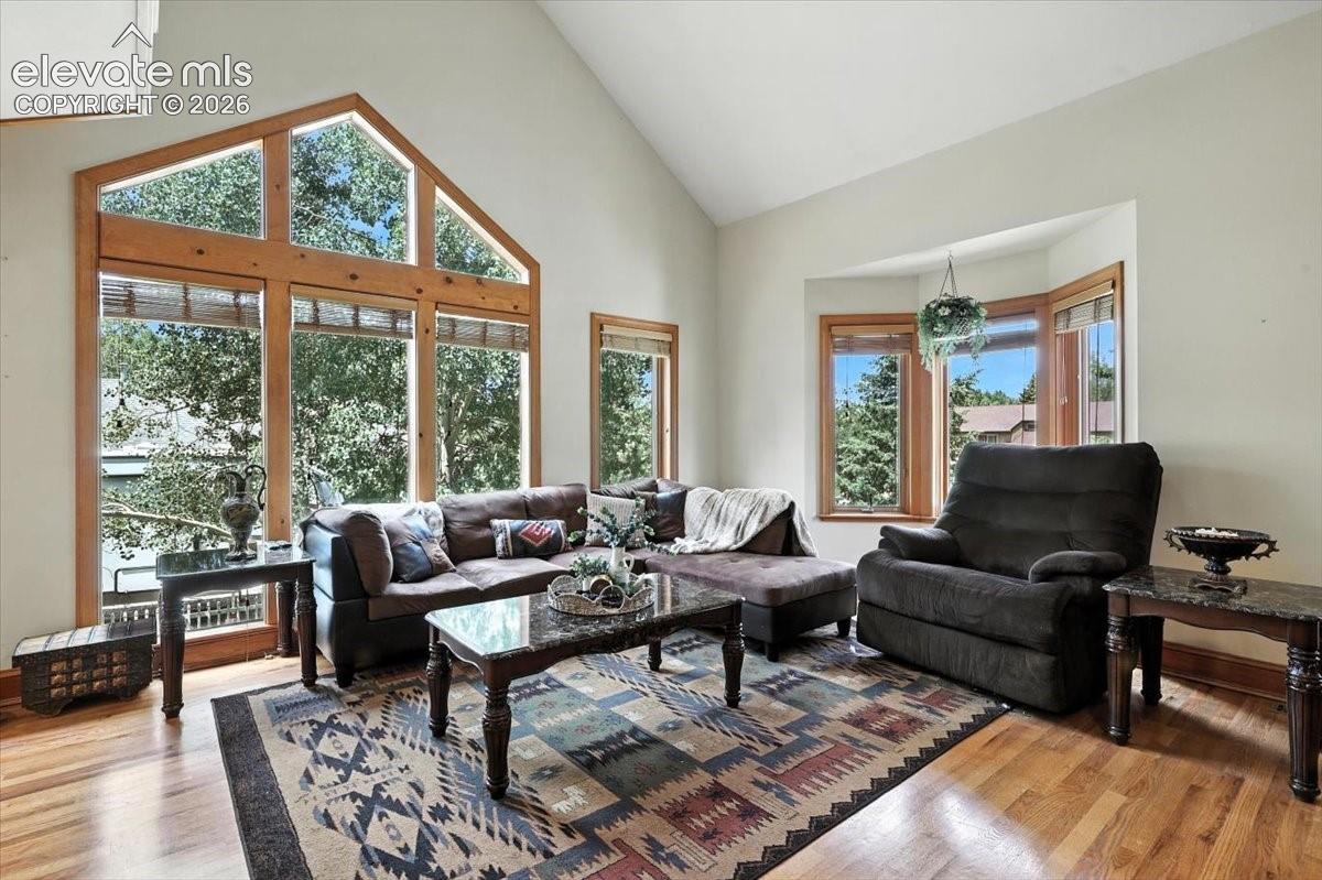 Listing photo 5 for 1975 Valley View Drive