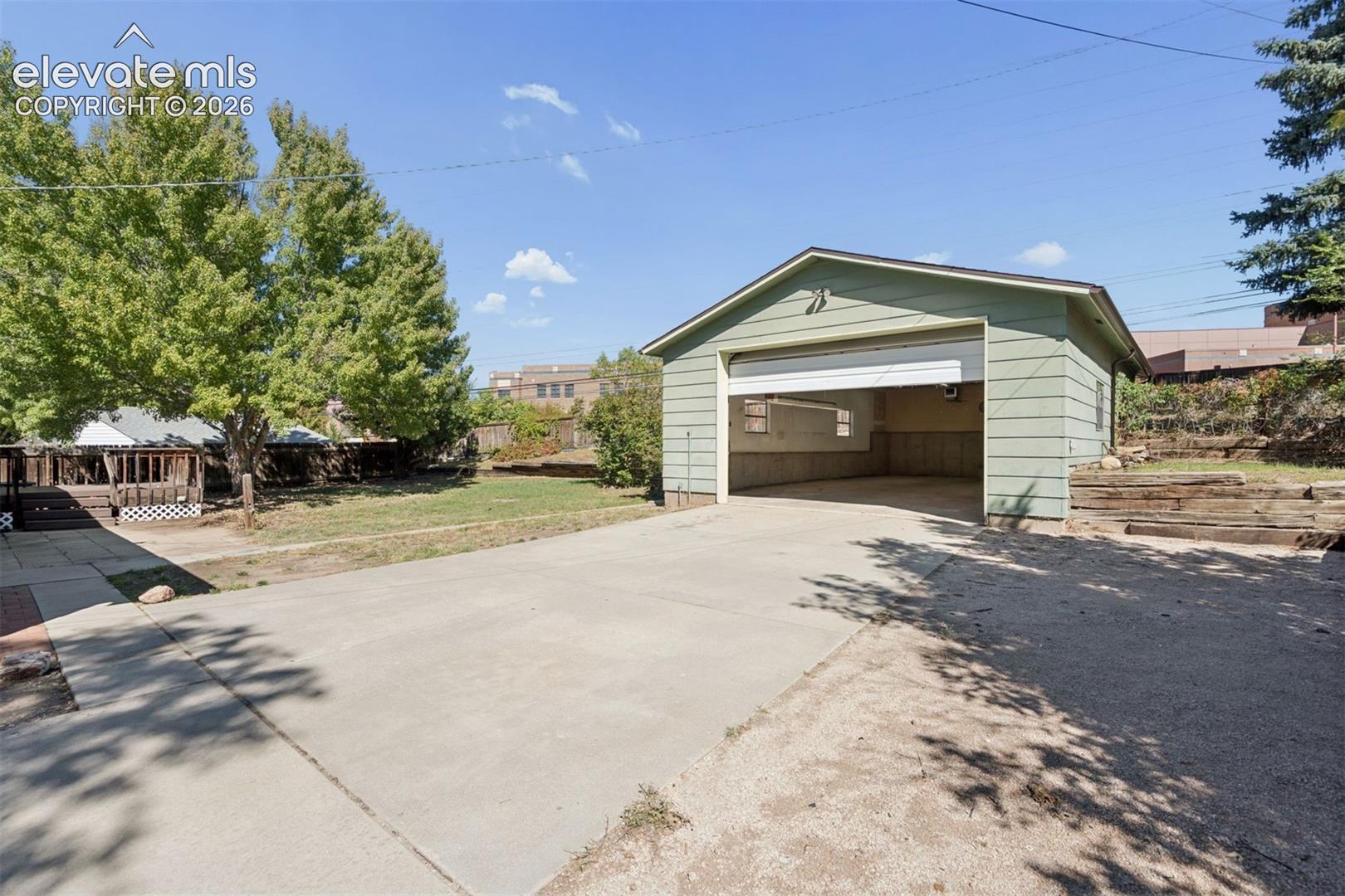 Listing photo 2 for 408 Elmwood Drive