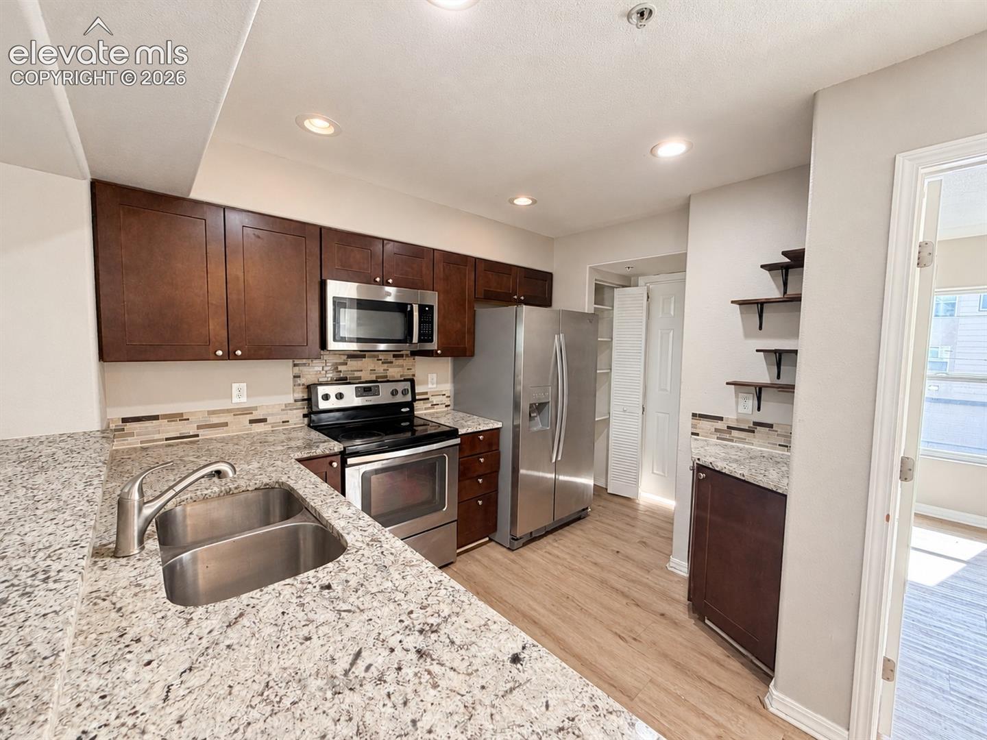 Listing photo 4 for 320 E Ohio Avenue