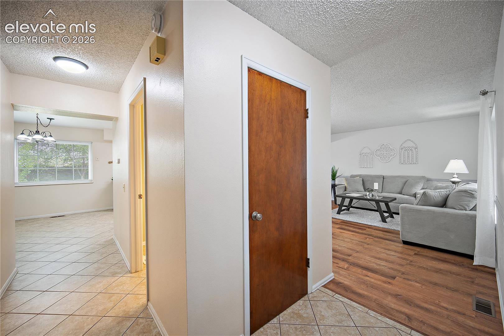 Listing photo 4 for 2998 Westcliff Circle