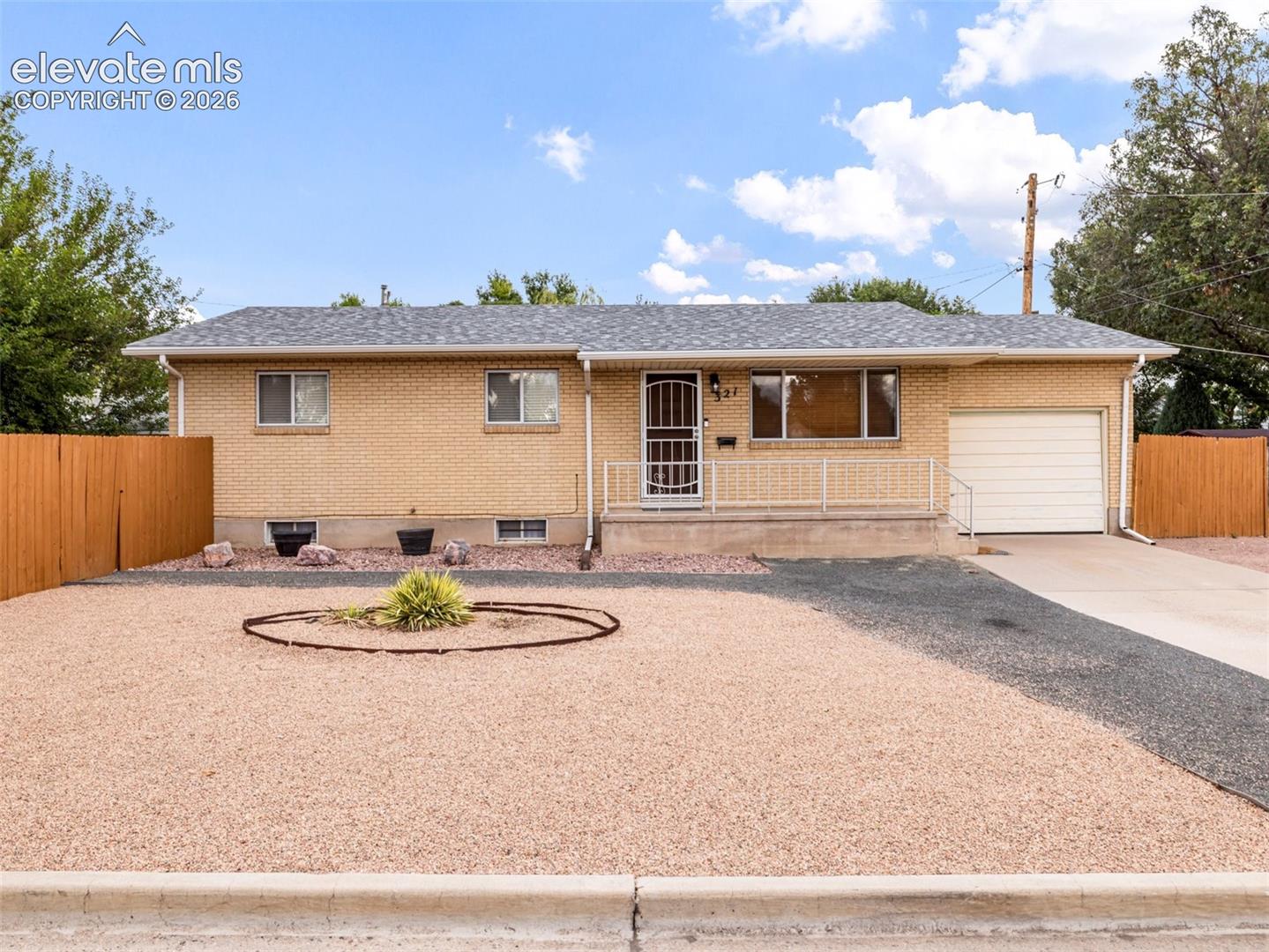 Listing photo 2 for 321 W Adams Avenue